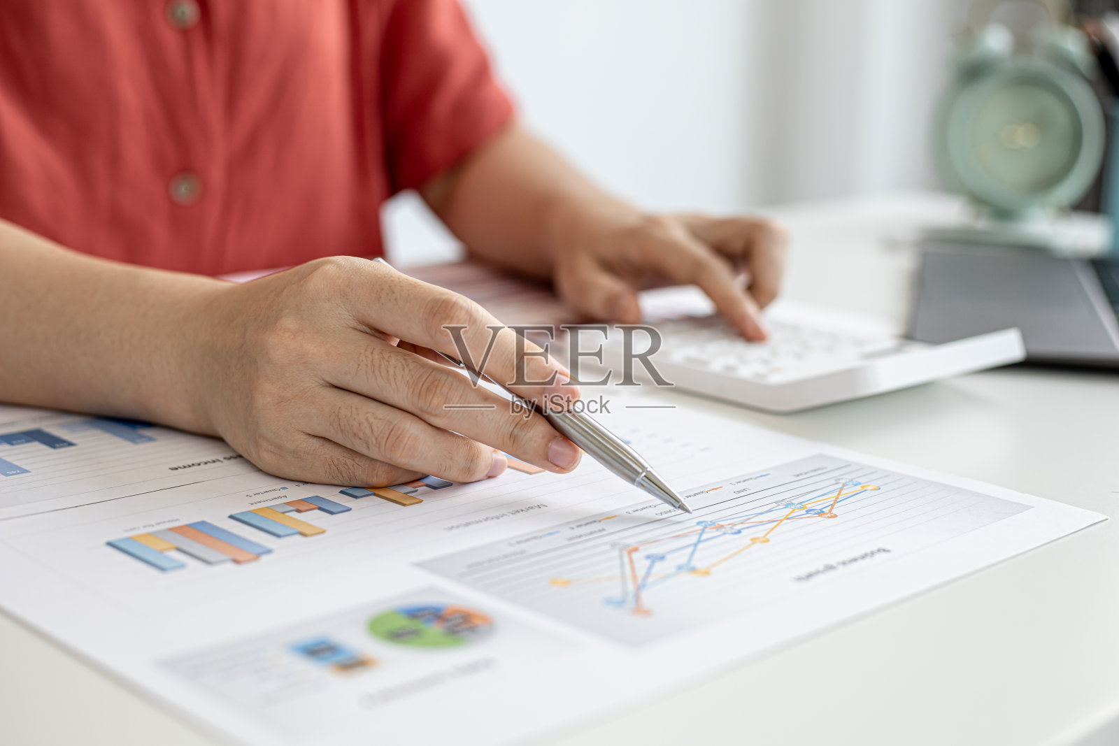 一位商业财务女士正在审查一家公司的财务文件，这些文件是由财务部门为与商业伙伴开会准备的。确认财务数字准确性的概念。照片摄影图片