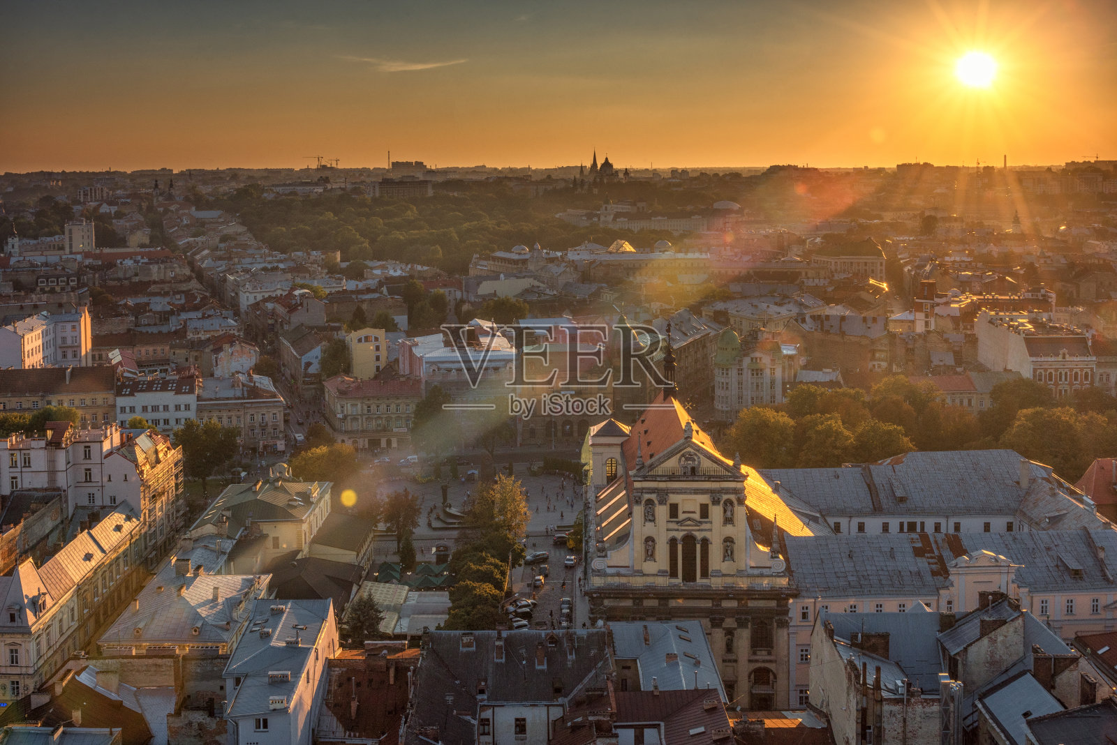利沃夫城市景观和日落之光。Lviv老城。乌克兰照片摄影图片