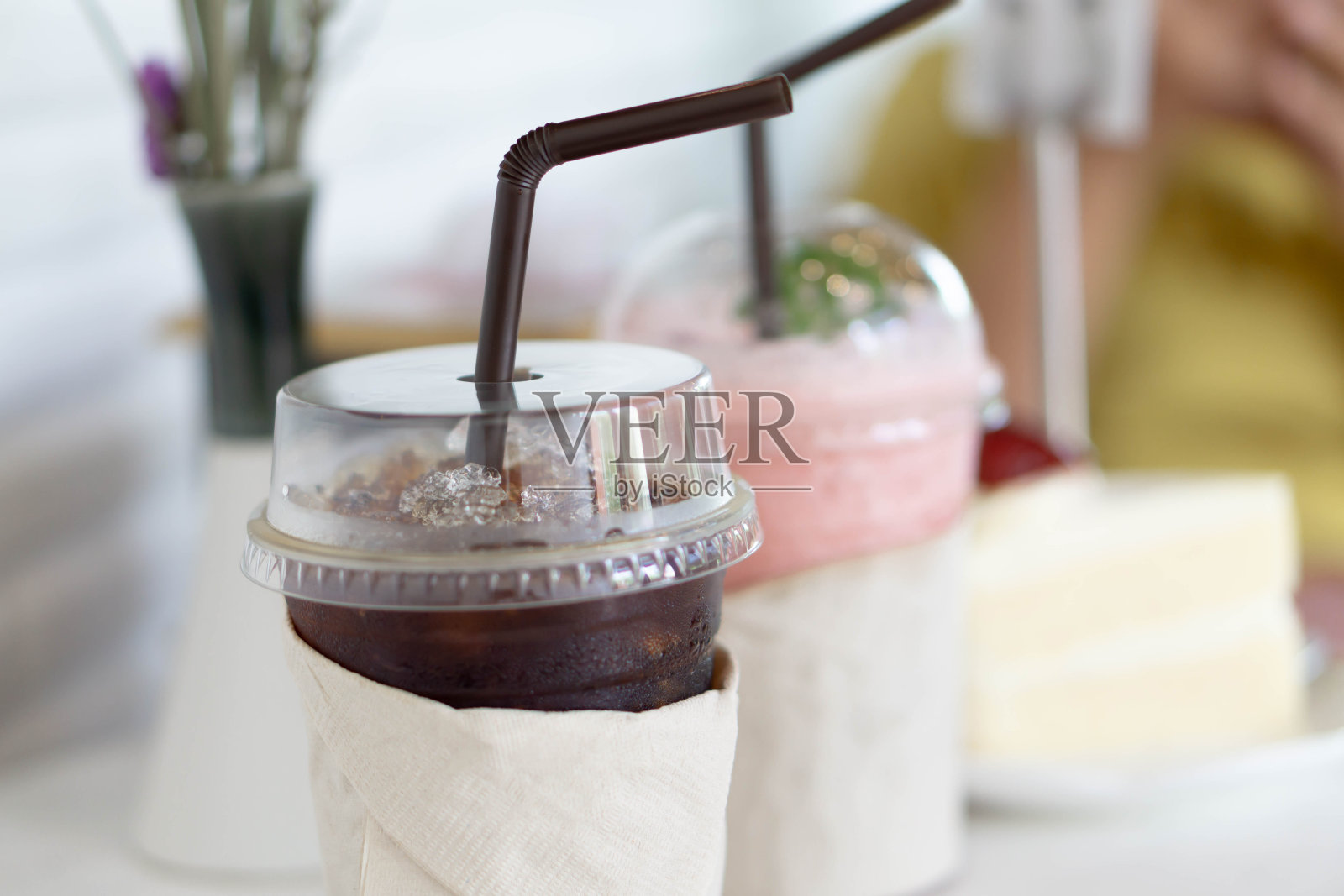 咖啡馆木桌上的美式咖啡冰杯特写照片摄影图片