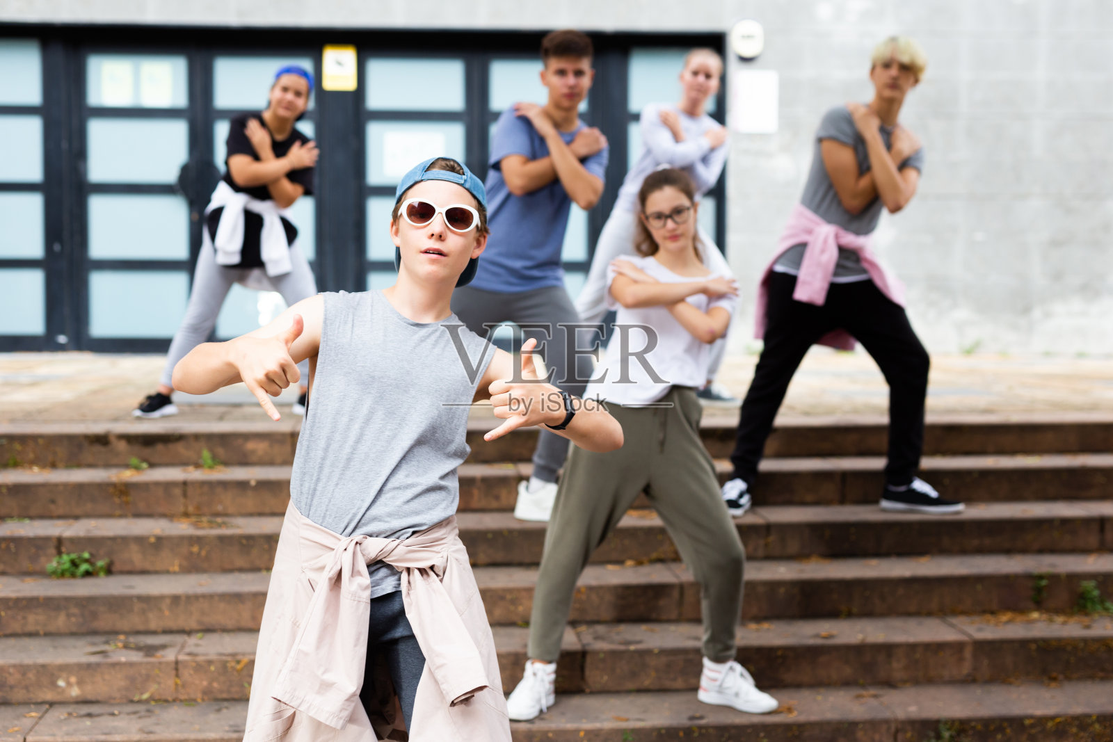 少年男孩在街头表演嘻哈的肖像照片摄影图片