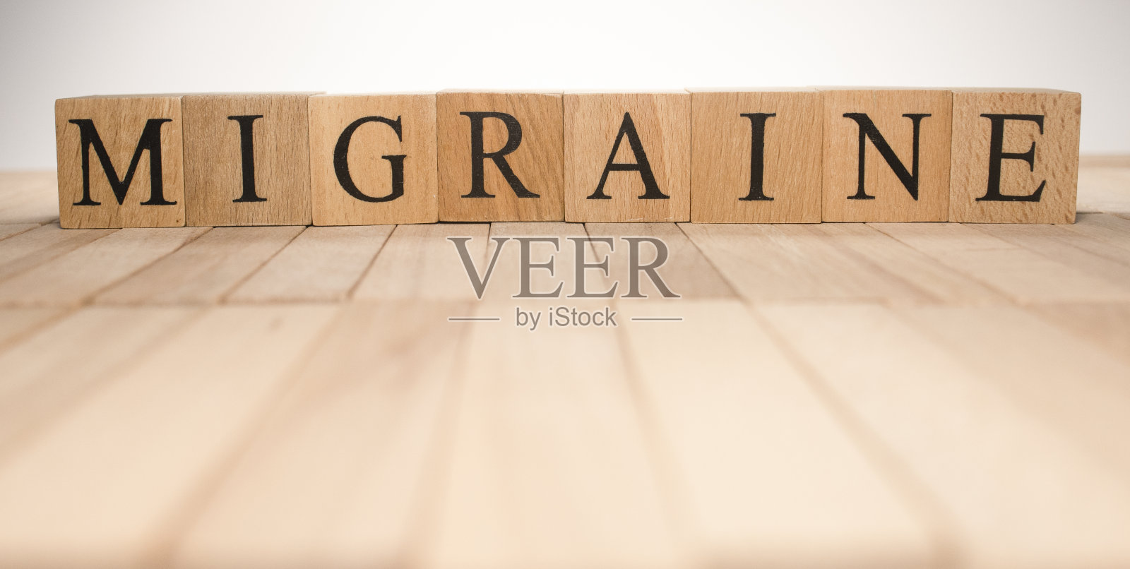 偏头痛这个词是由木头方块创造出来的。健康和生命照片摄影图片