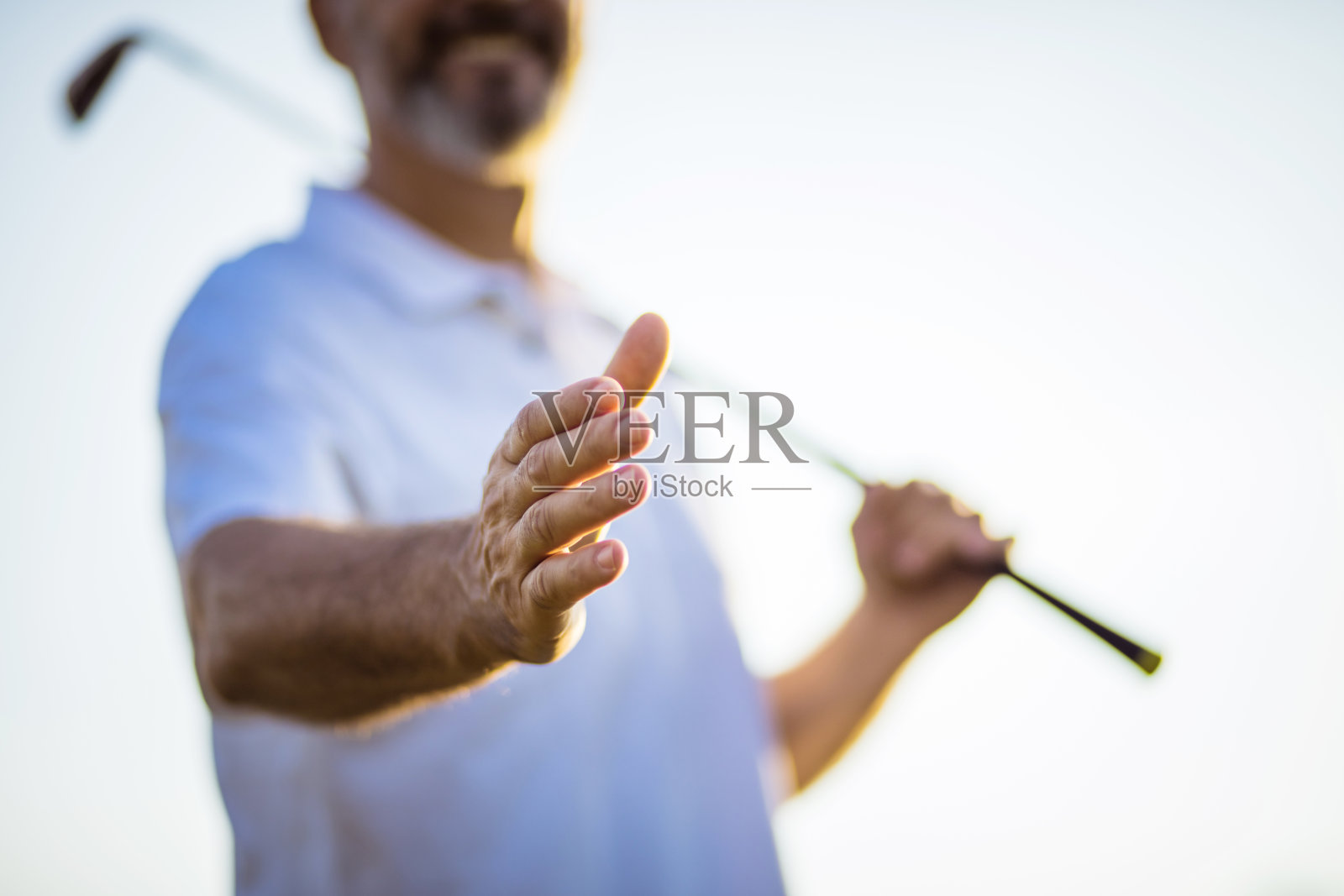 高尔夫球手伸出手。照片摄影图片