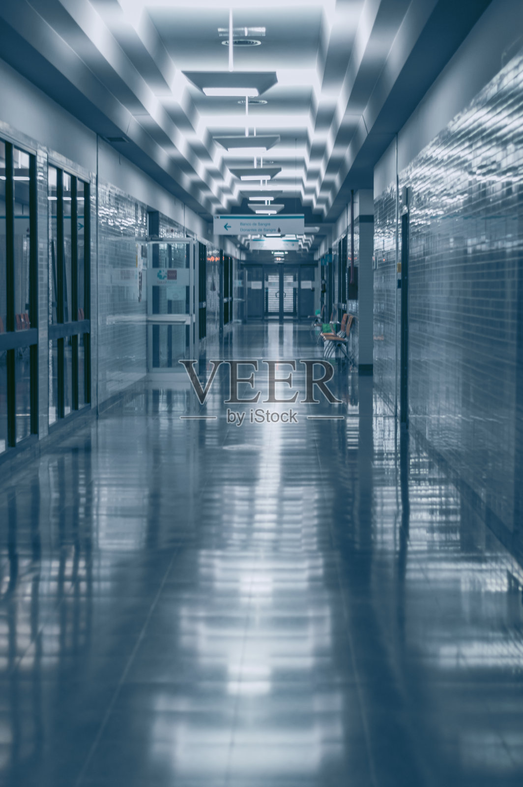 在冠状病毒时代，空荡荡的现代医院走廊照片摄影图片