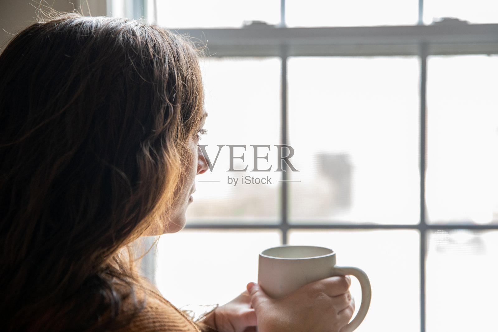 中年妇女在家里工作时陷入了沉思照片摄影图片