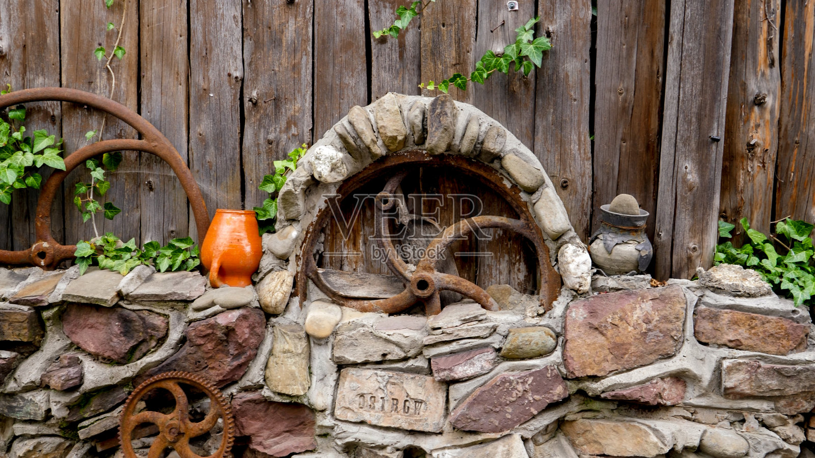 背景是用圆木做成的古老的篱笆。完美的乡村或乡村背景照片摄影图片