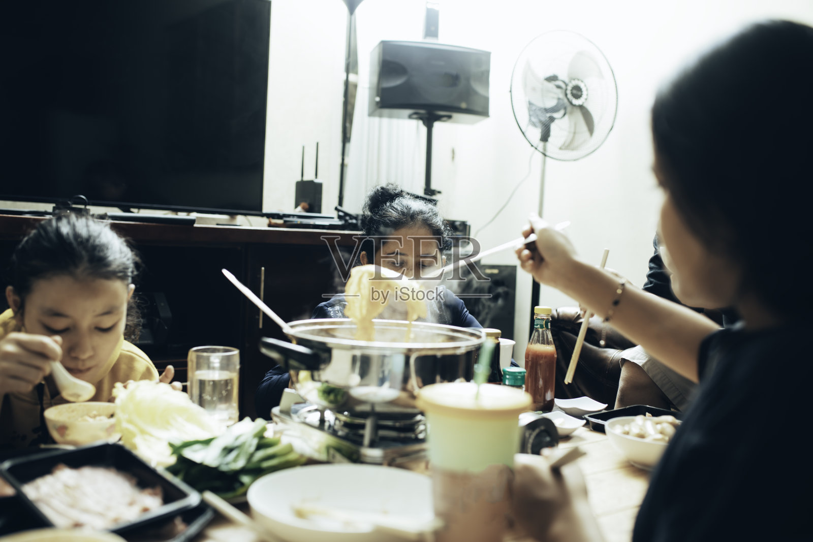 幸福的亚洲家庭在餐桌上吃午饭时聊天照片摄影图片