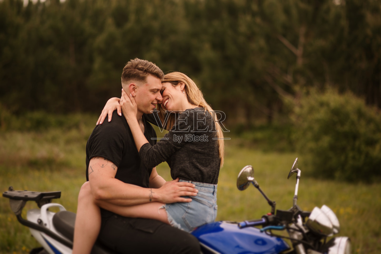 年轻夫妇骑着摩托车照片摄影图片