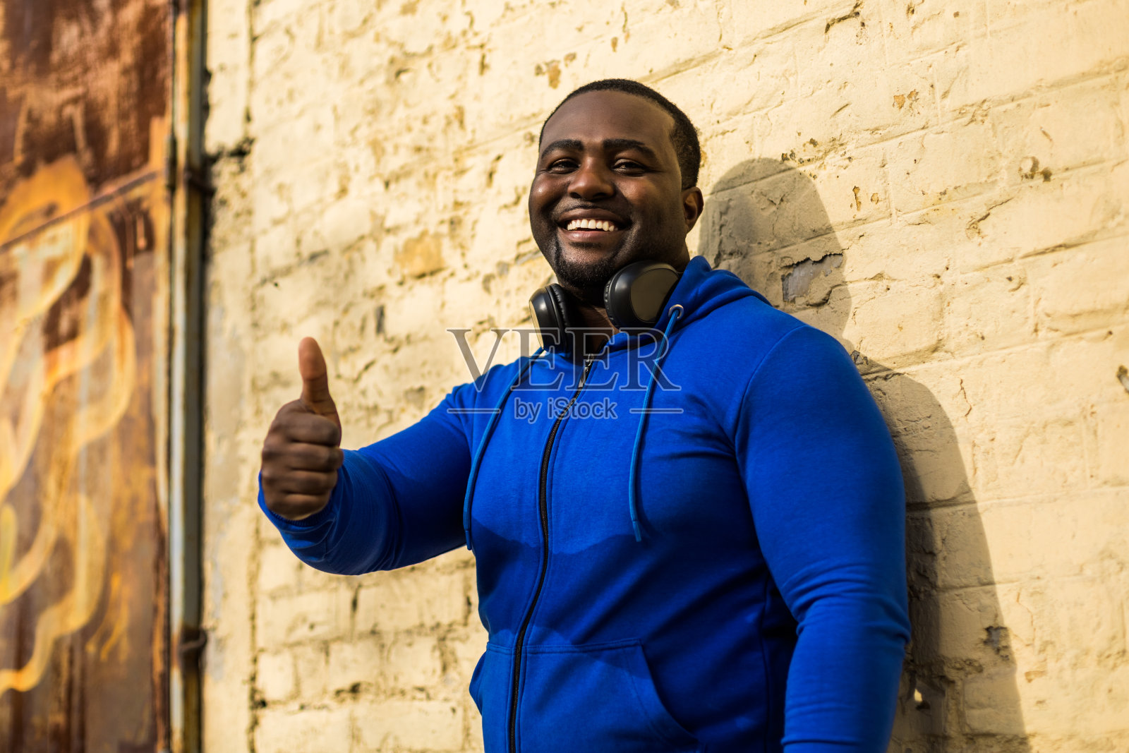 一个竖起大拇指的运动男子的肖像照片摄影图片