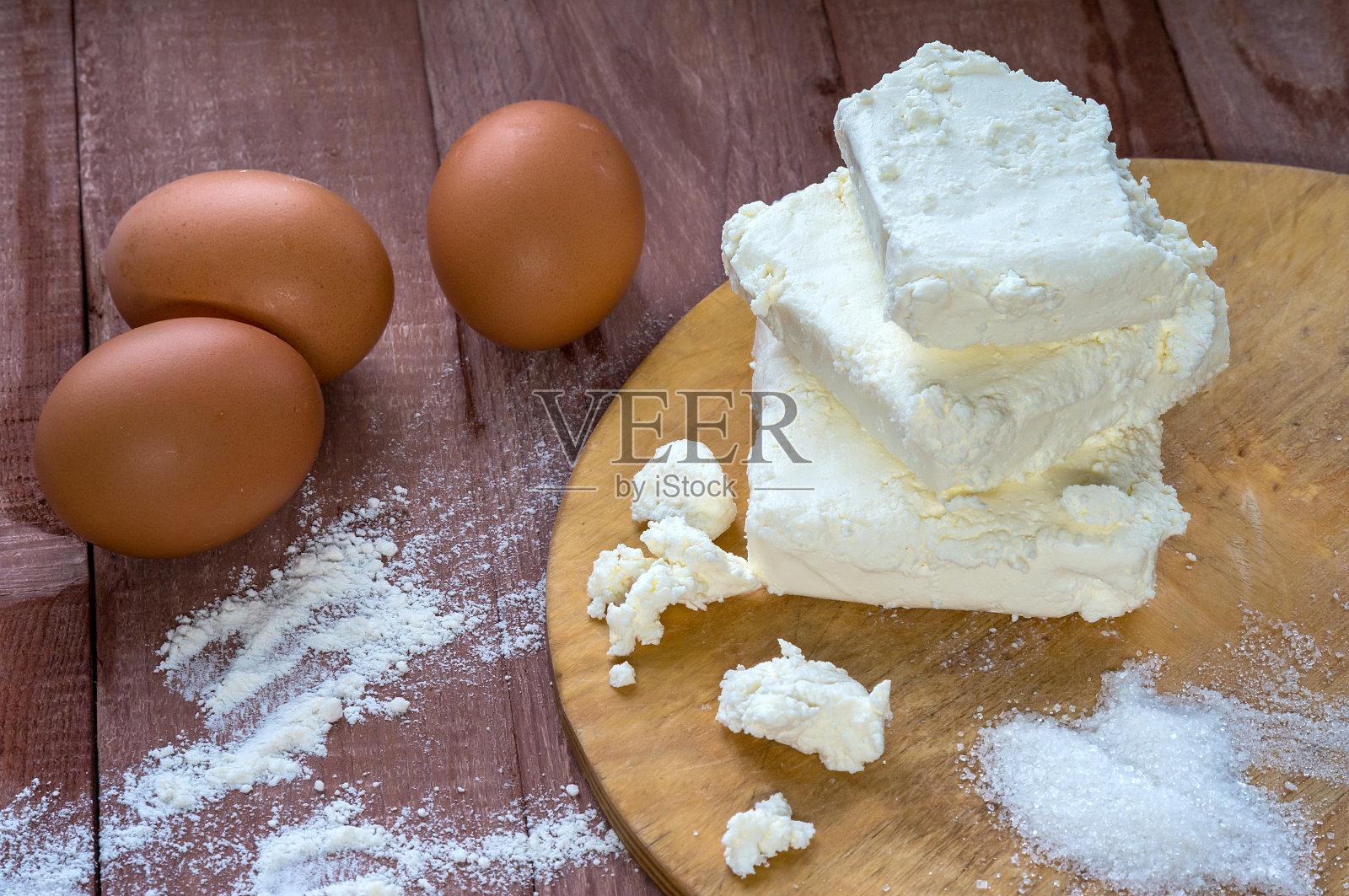 桌上有白软干酪和鸡蛋。凝乳蛋糕产品。烹饪奶酪。照片摄影图片
