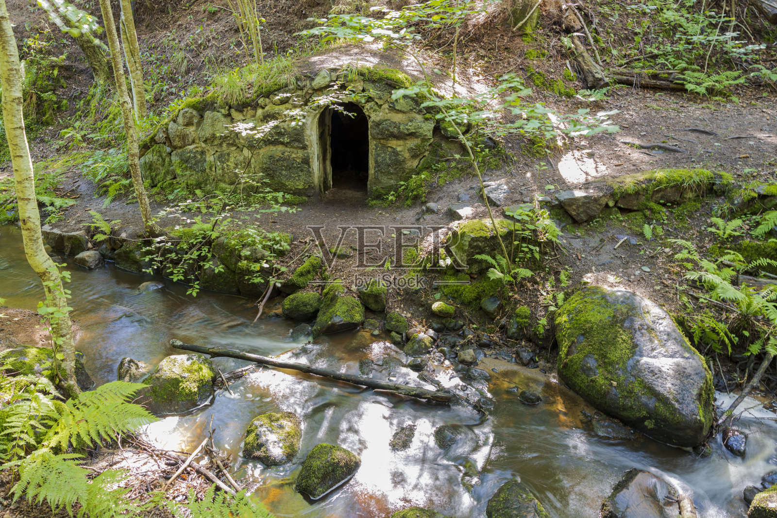 美丽的自然景观景观。入口的废弃洞穴和水流在岩石景观。瑞典。照片摄影图片