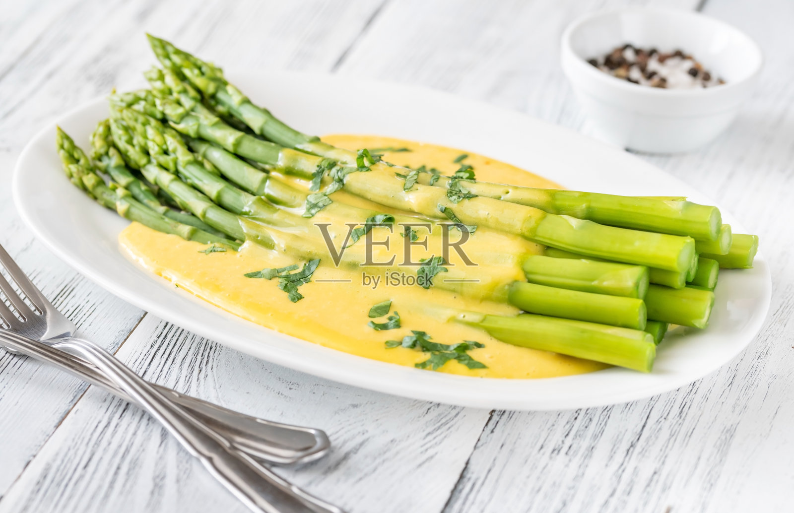 煮芦笋与荷兰酱照片摄影图片