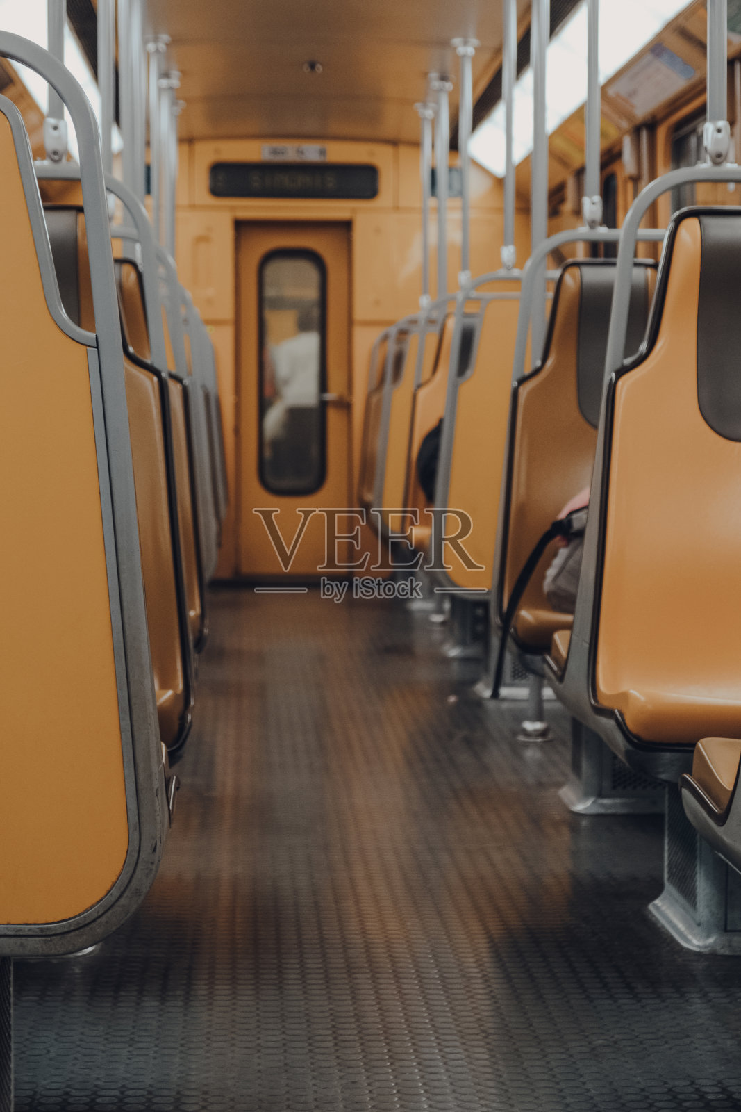 比利时布鲁塞尔的一节空地铁车厢。照片摄影图片