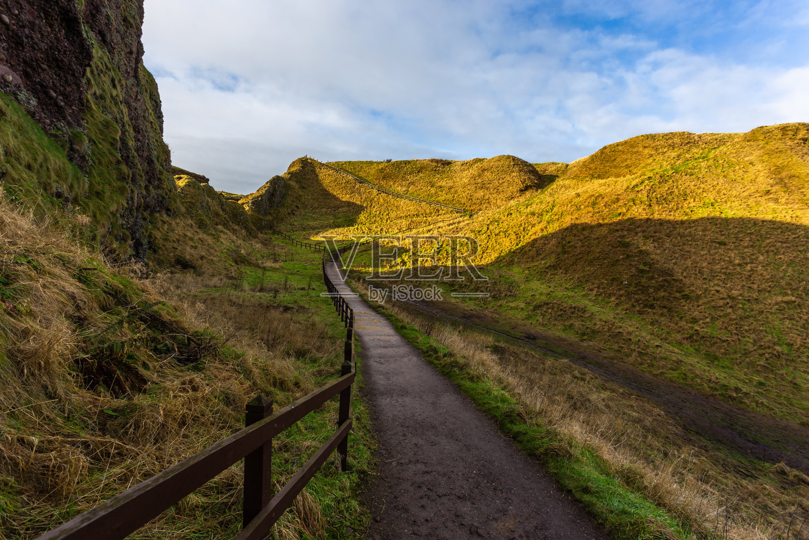 通往邓诺塔城堡的小路。英国苏格兰阿伯丁郡的斯通黑文。照片摄影图片
