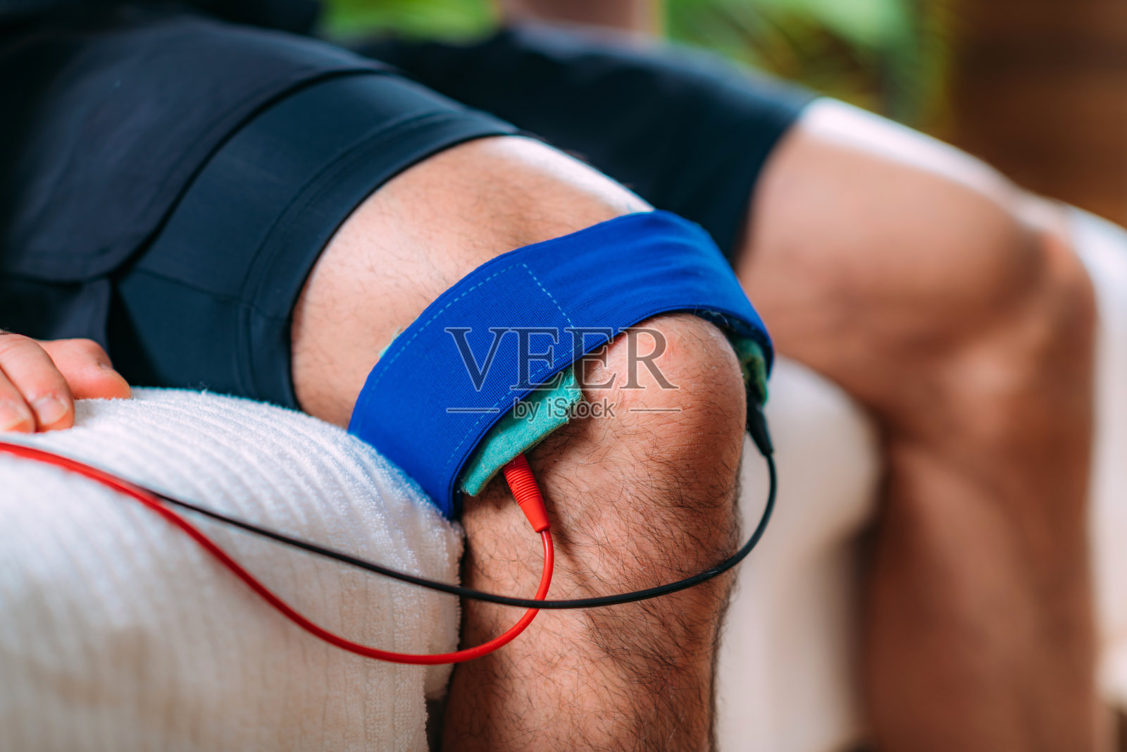 采用TENS电极支架垫的膝盖物理治疗和经皮神经电刺激照片摄影图片