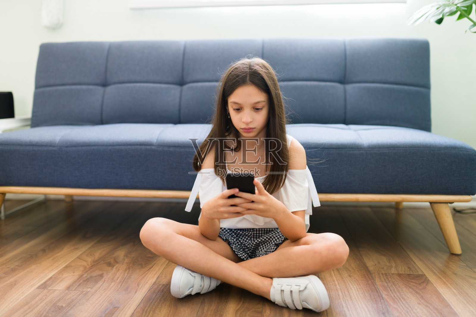 漂亮的女孩在找一个在线视频看照片摄影图片