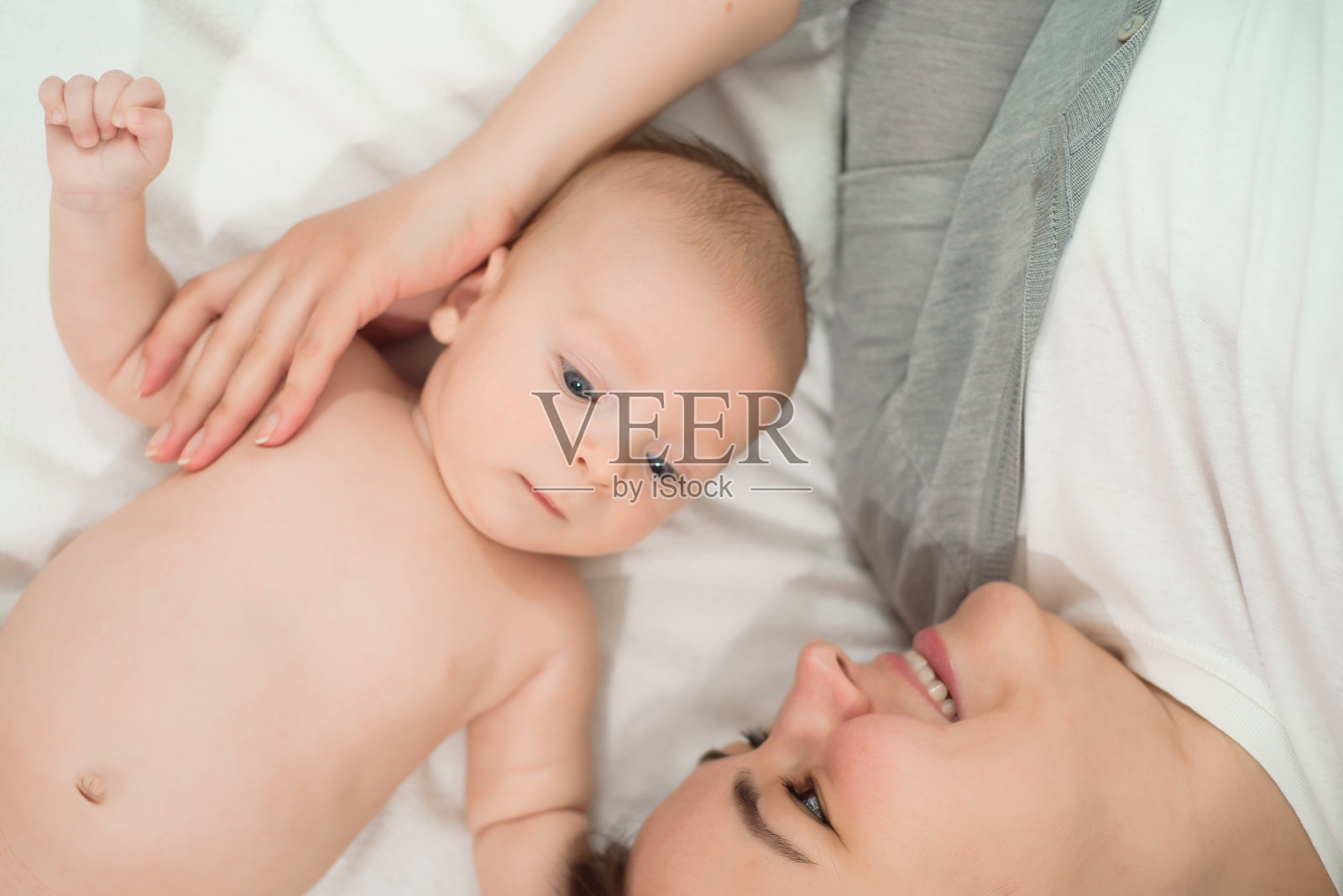 母亲和婴儿新生儿爱情感家庭。照片摄影图片