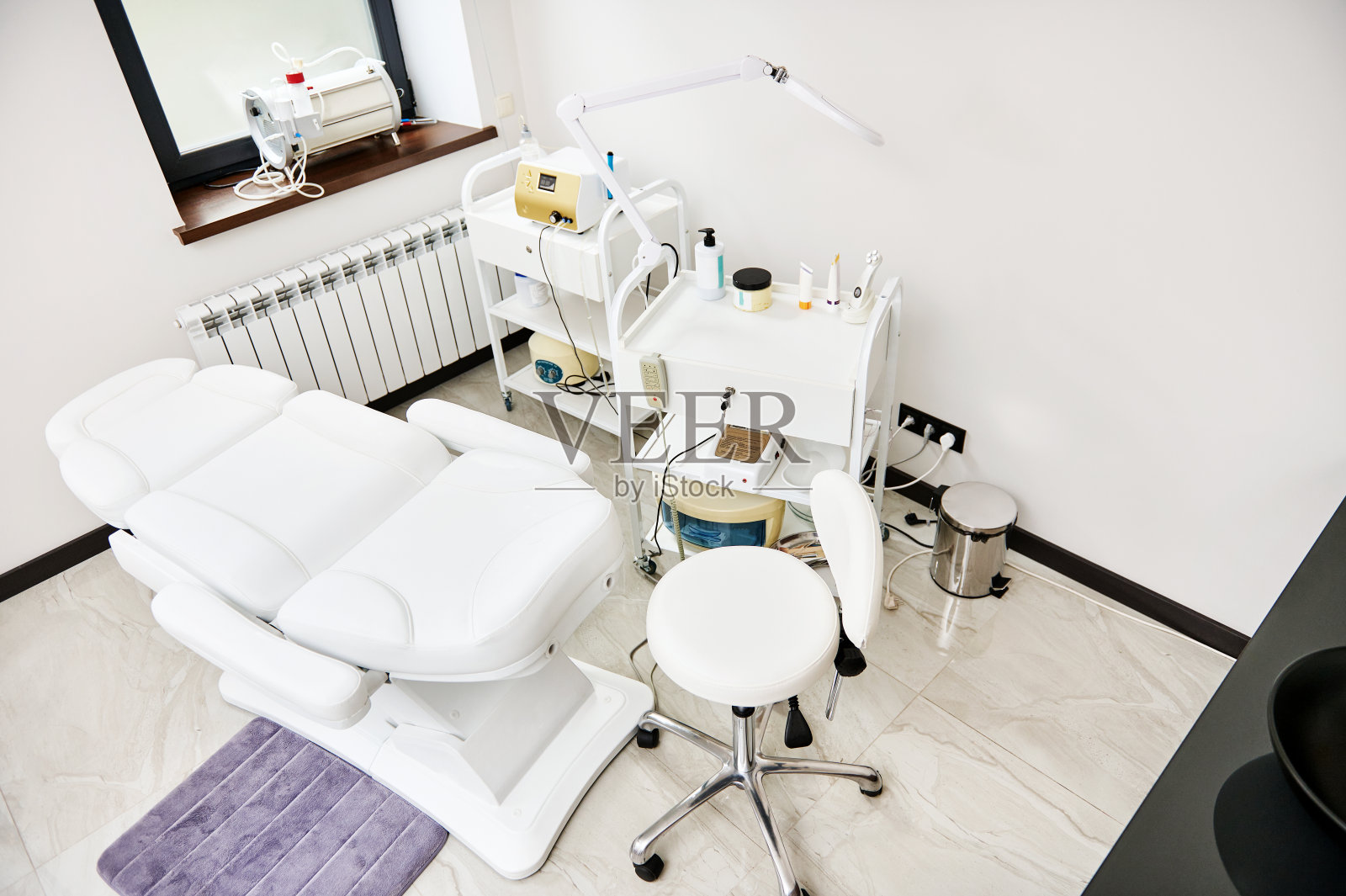 高角度的现代美容室与专业设备的皮肤科和美容SPA诊所照片摄影图片