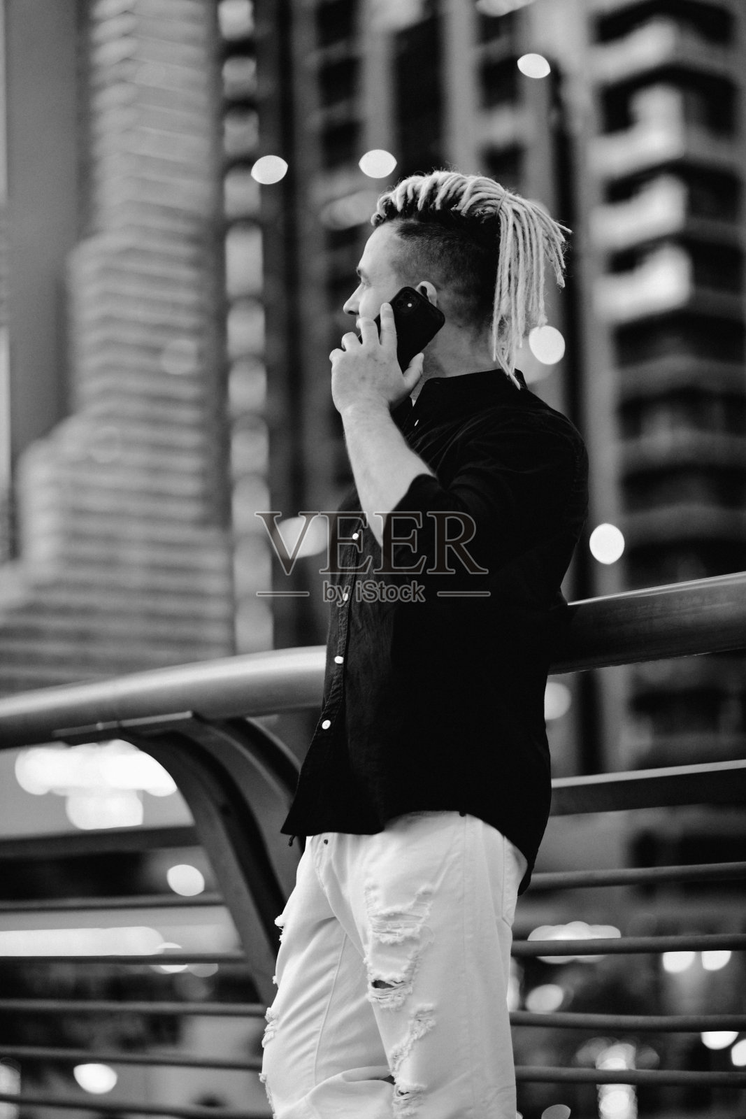 现代商务男士使用智能手机的黑白肖像照片摄影图片