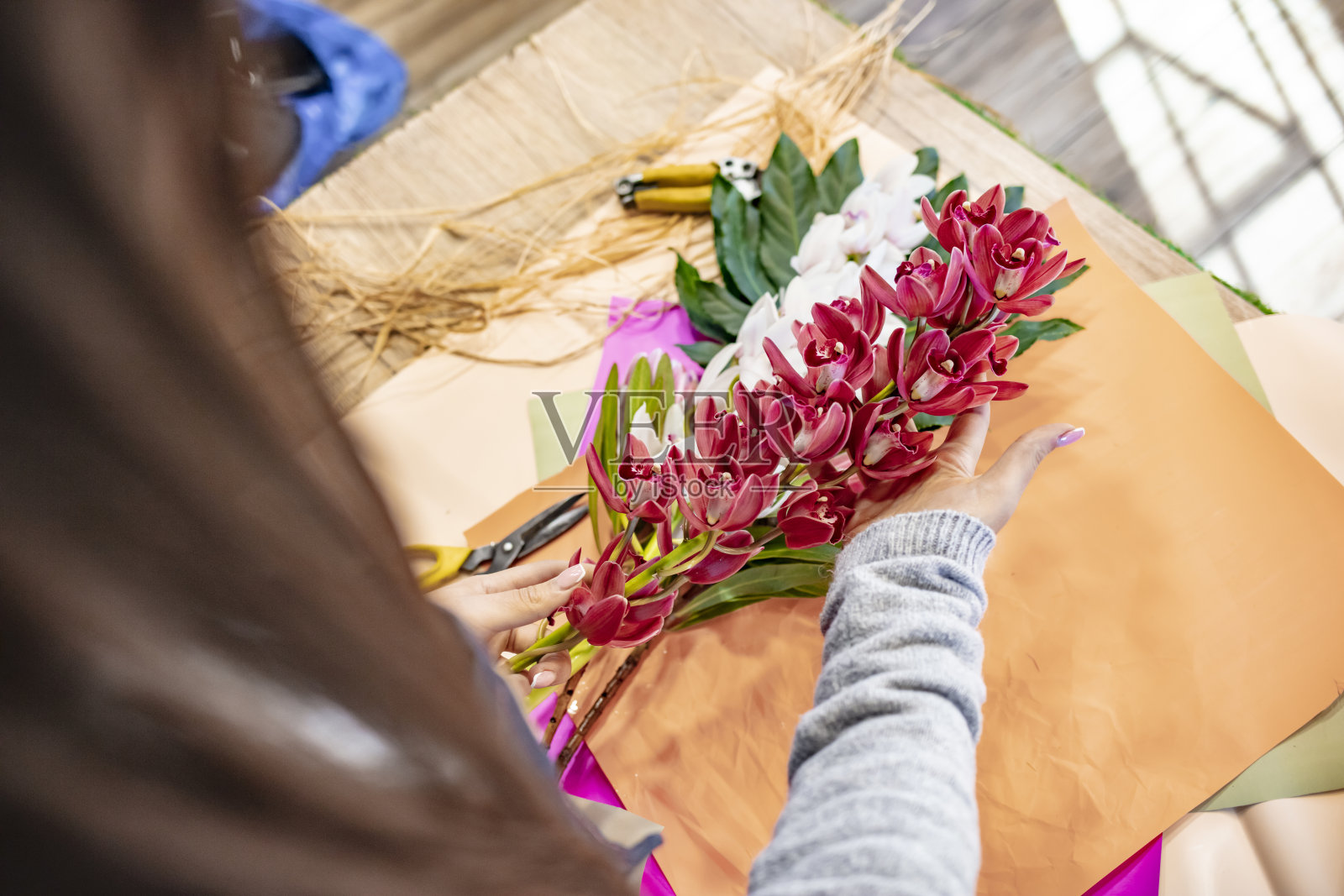 制作花束的女花匠。照片摄影图片