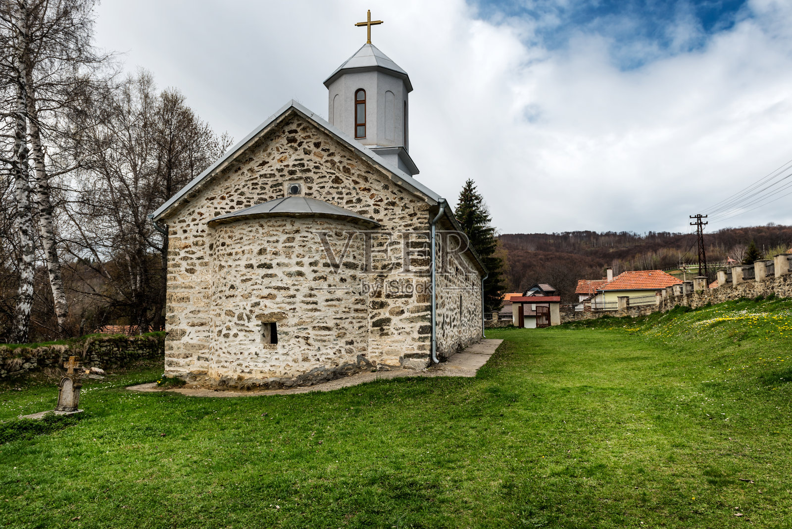 弗拉西纳湖附近的东正教小教堂照片摄影图片