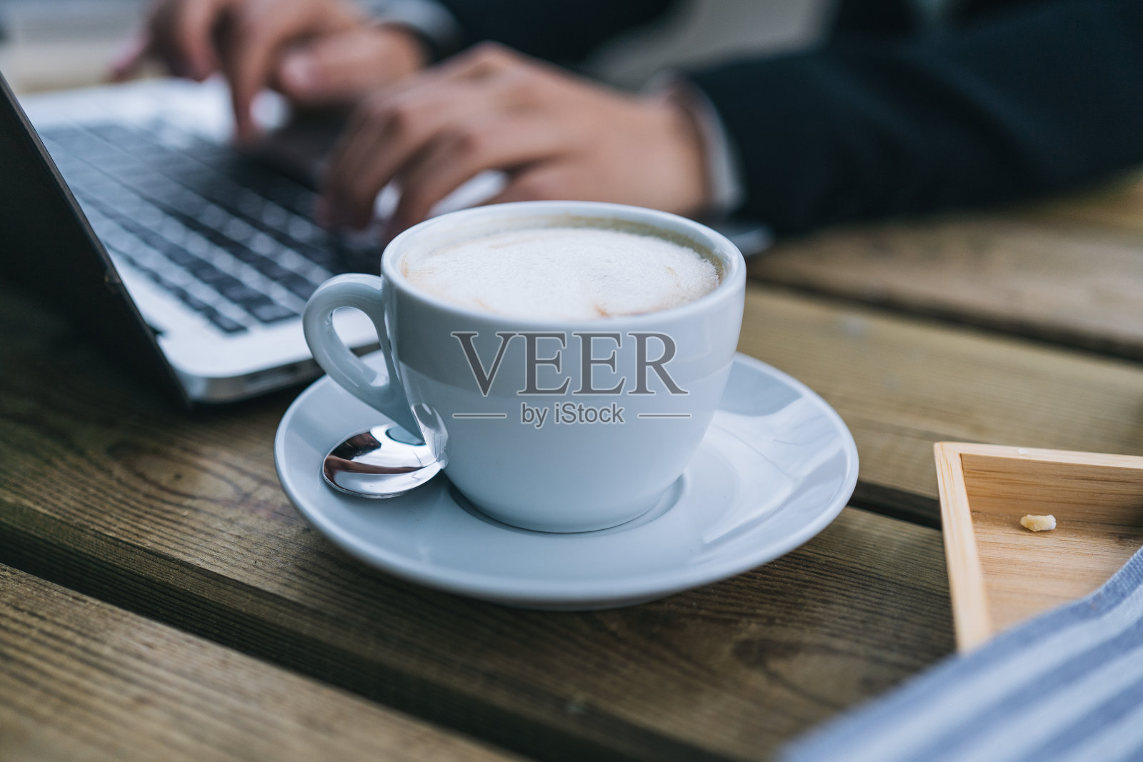 年轻的商业女性在户外咖啡馆远程工作的细节照片摄影图片