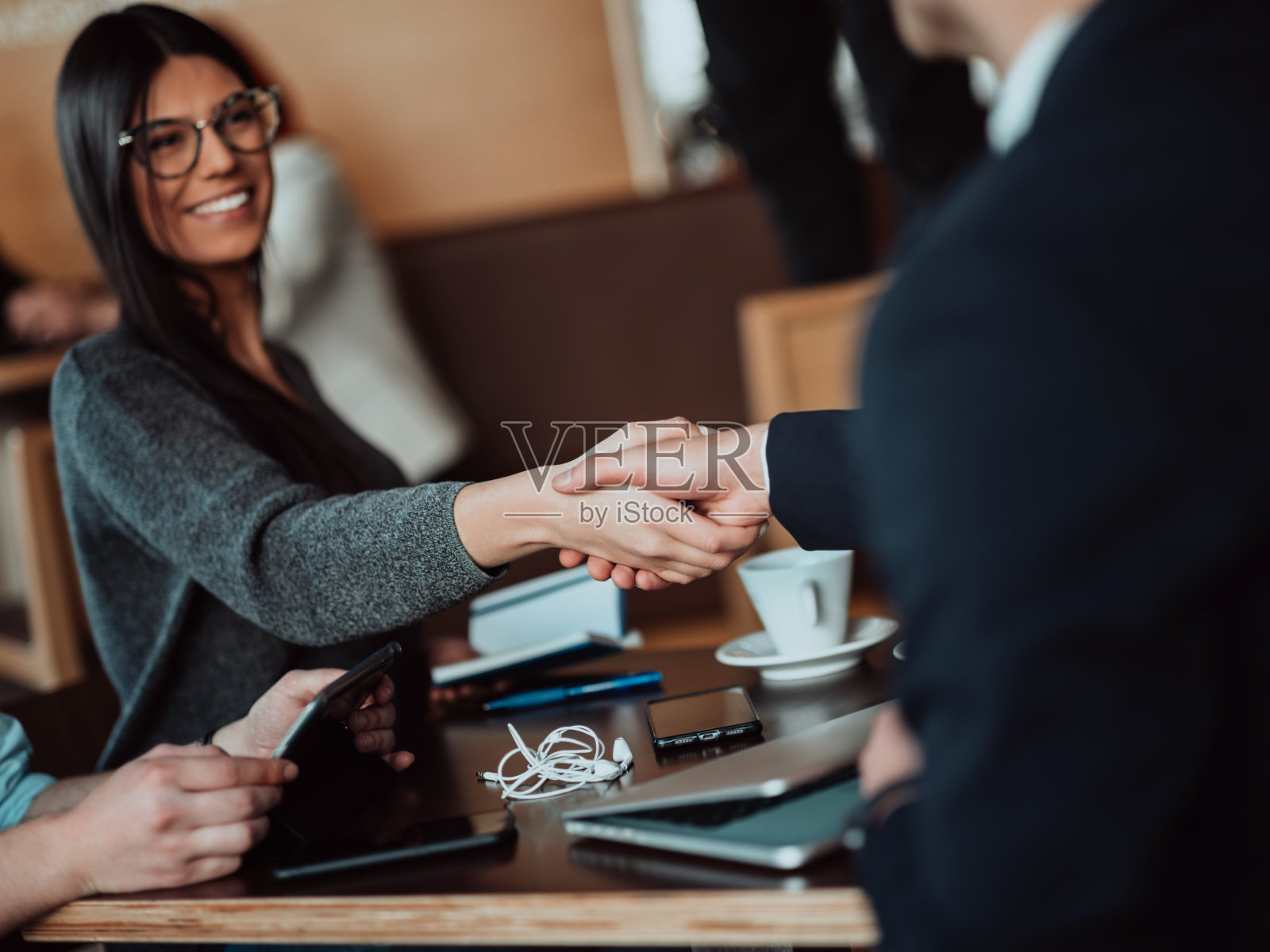 一个商人和一个女商人在办公室握手。照片摄影图片