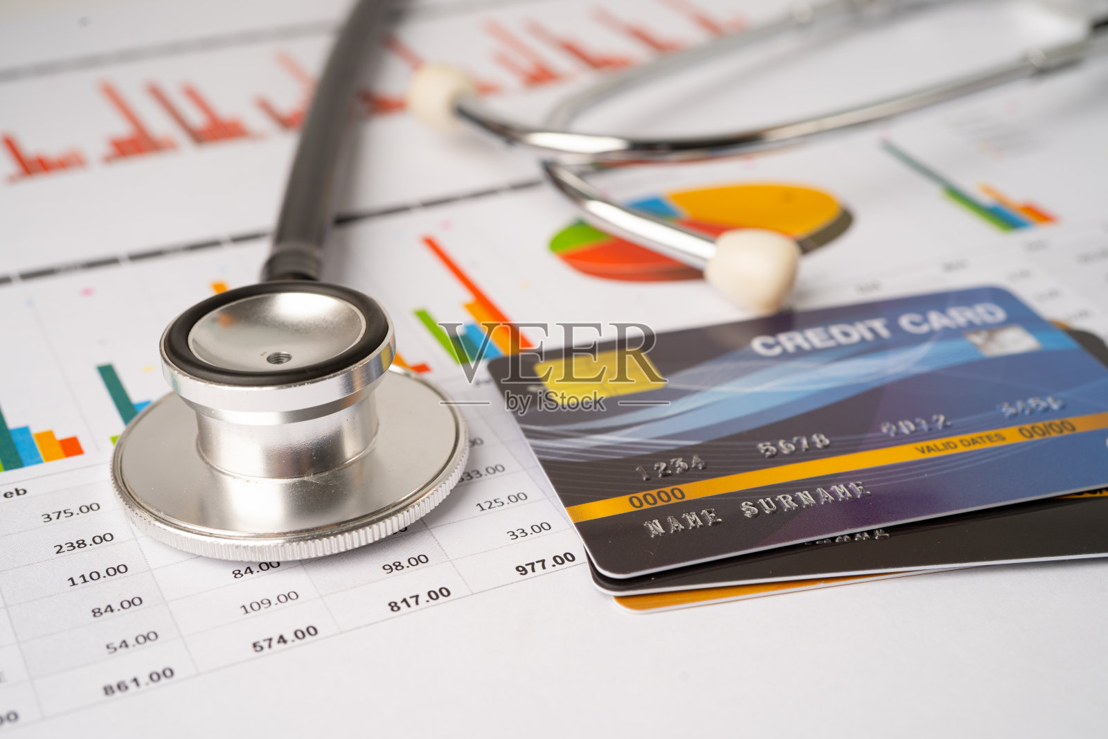 听诊器和美钞上的图表或图表纸，财务，会计，统计和业务数据医疗卫生概念。照片摄影图片