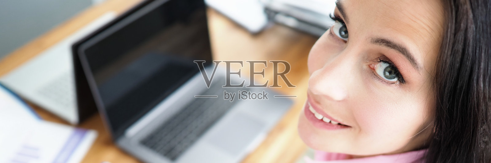 在办公室工作的秘书或助理照片摄影图片