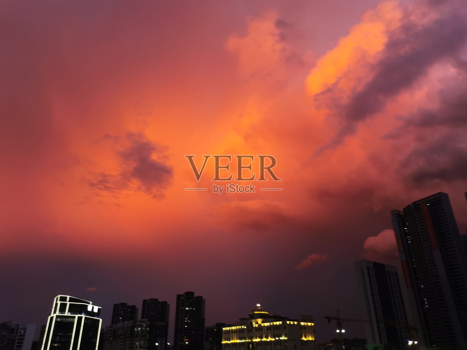 燃烧的云在城市里照片摄影图片