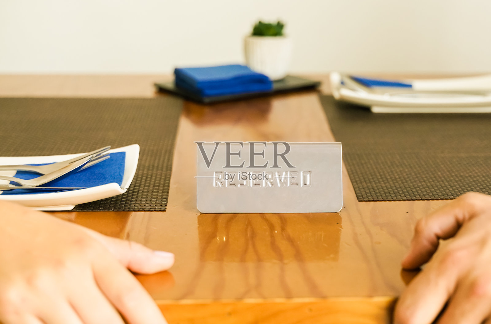 餐厅订桌标志为浪漫晚餐做好准备。保留标志英文。浪漫和关系概念-形象照片摄影图片