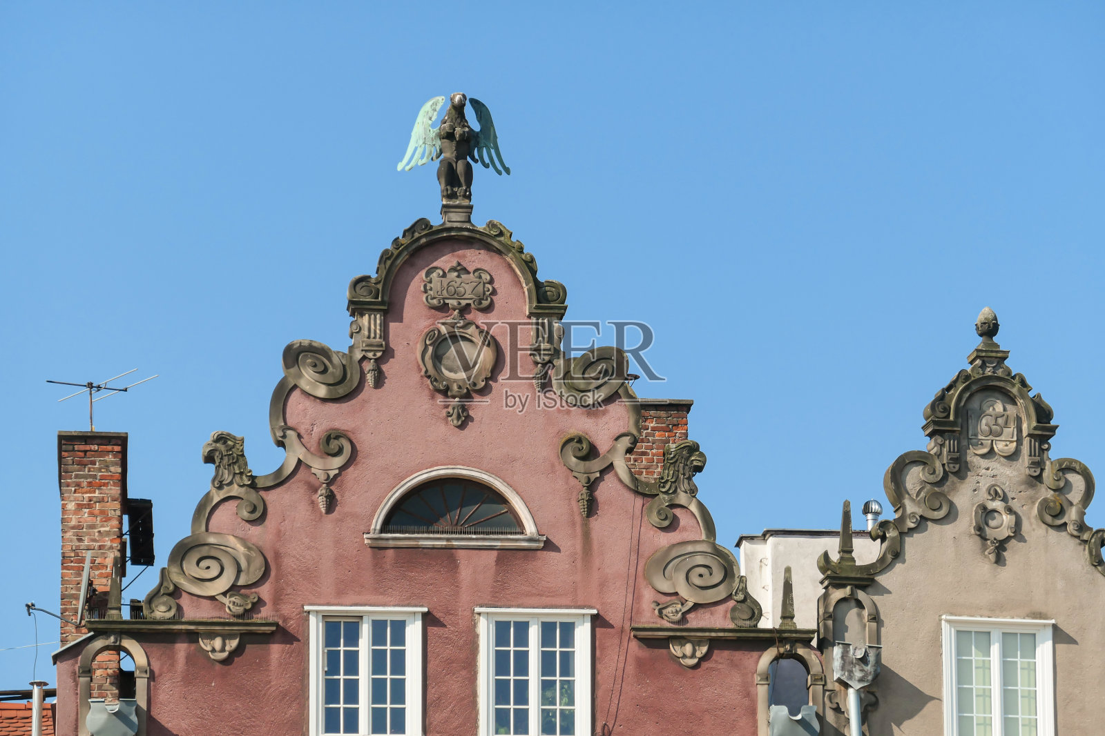 格但斯克——波兰老城中心高楼的正面特写。建筑物有许多明亮的颜色照片摄影图片