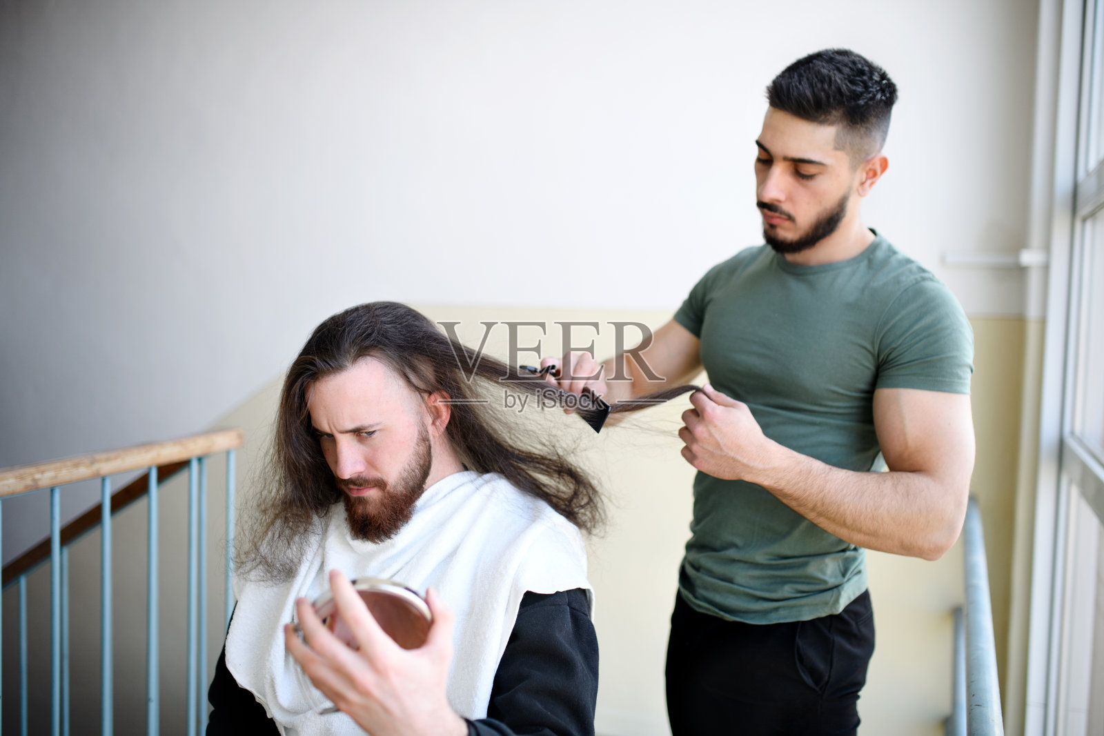 理发在走廊的公寓在家里，冠状病毒和封锁概念。照片摄影图片