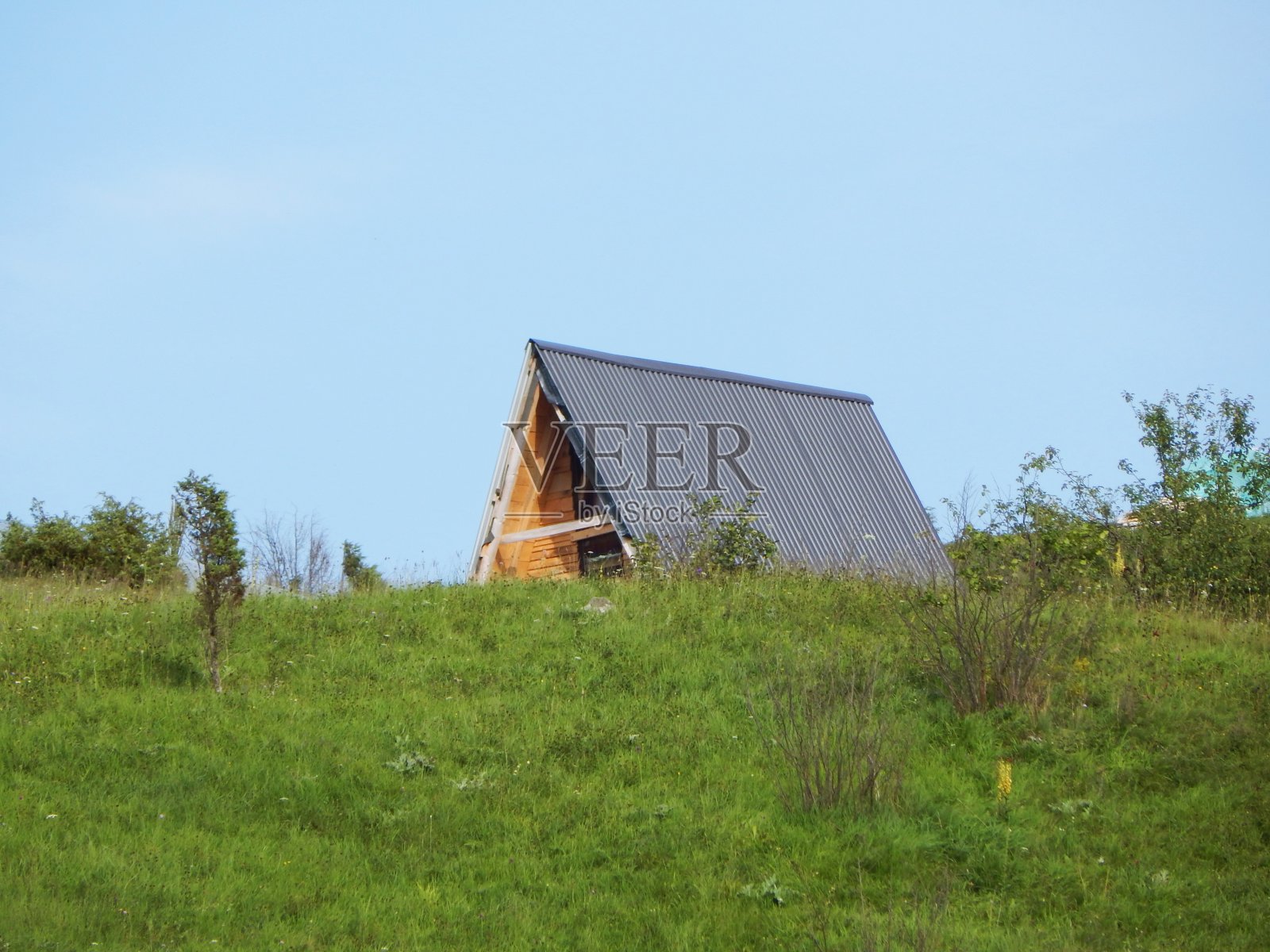 山顶上的木屋照片摄影图片
