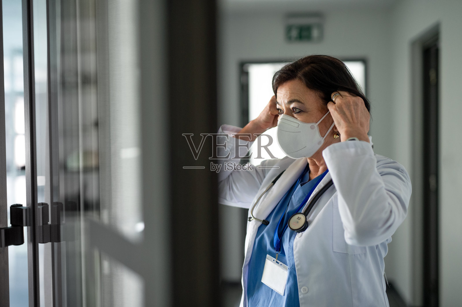女医生在医院戴口罩的肖像，冠状病毒概念。照片摄影图片