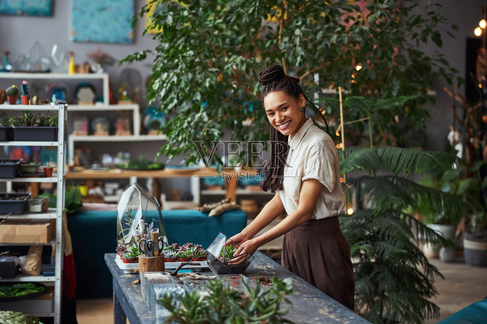微笑快乐的非洲裔美国花商做花卉照片摄影图片