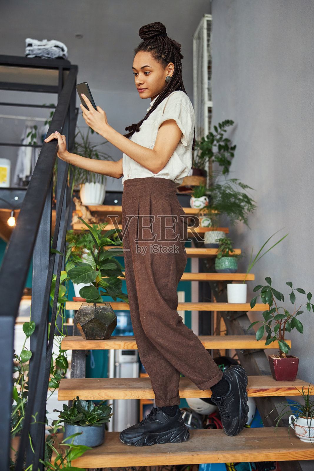 专注的花卉设计师在读手机上的一条短信照片摄影图片