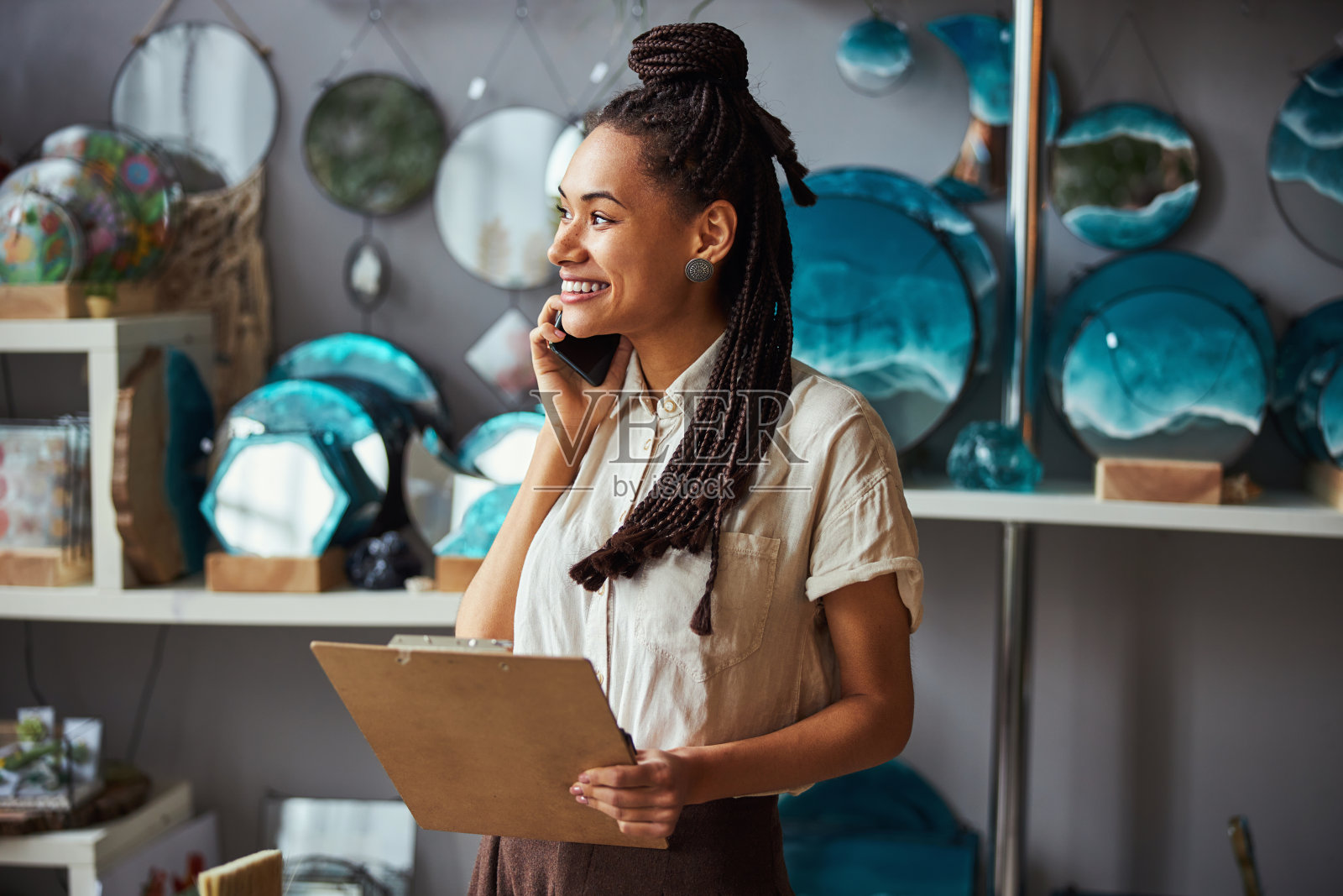 花店老板在车间里打电话照片摄影图片