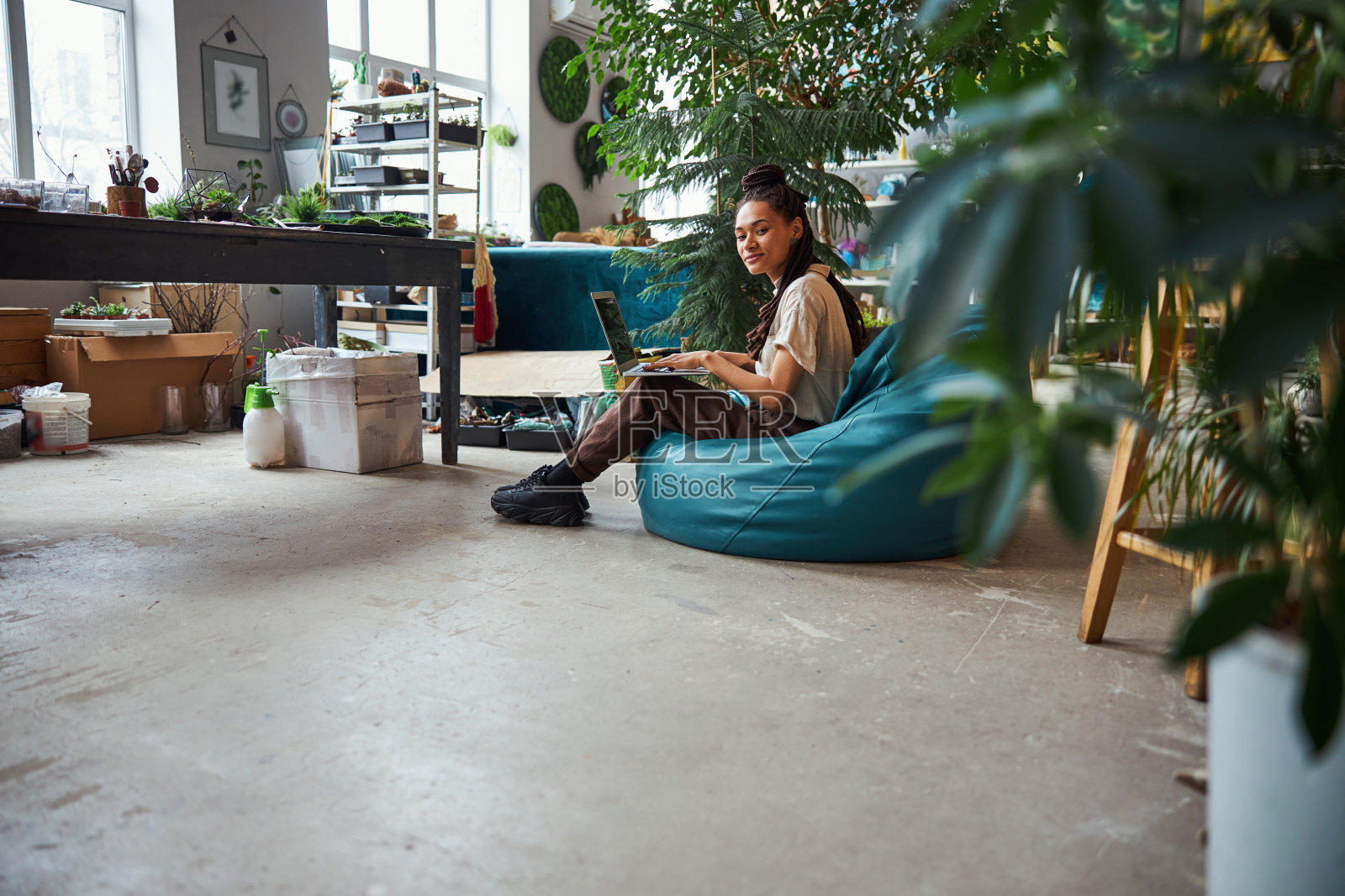 恬静的花商，带着笔记本电脑展望未来照片摄影图片