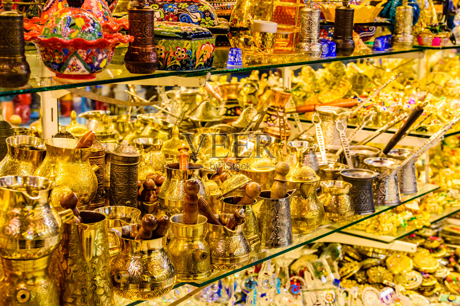 土耳其集市上出售的彩色纪念品照片摄影图片