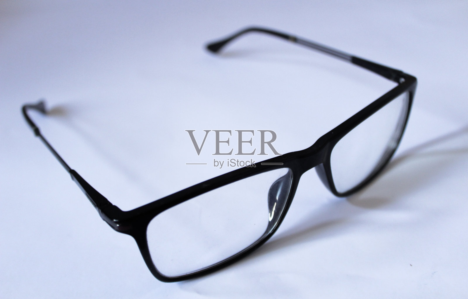 近白背景眼镜照片摄影图片
