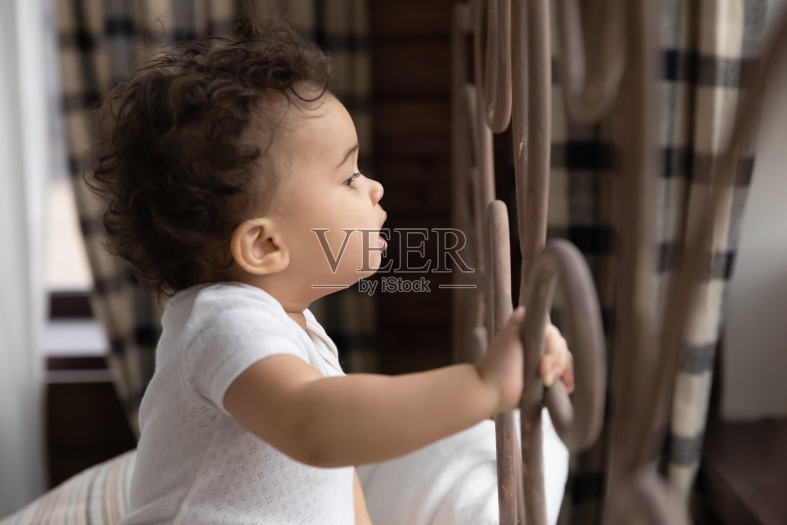 可爱的非洲裔美国小女孩在家里玩耍照片摄影图片