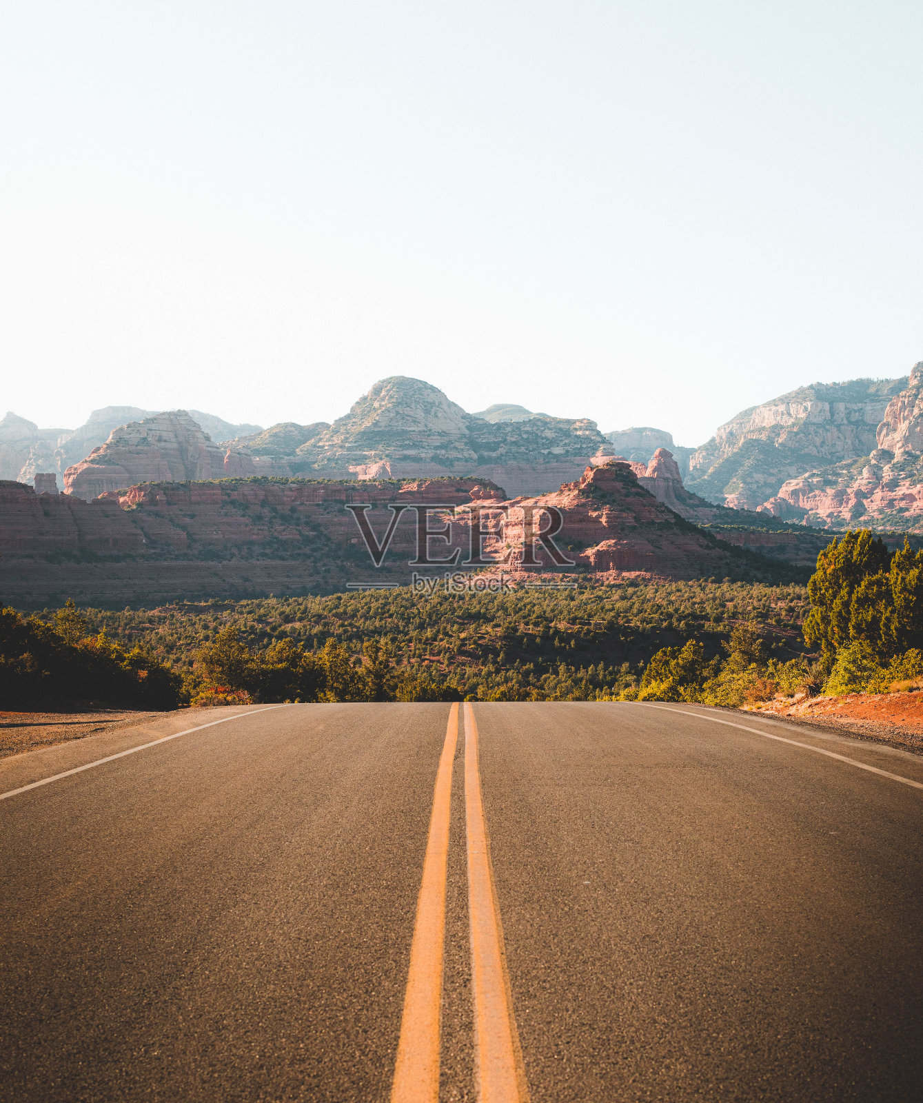 通往亚利桑那州塞多纳附近山谷的路照片摄影图片