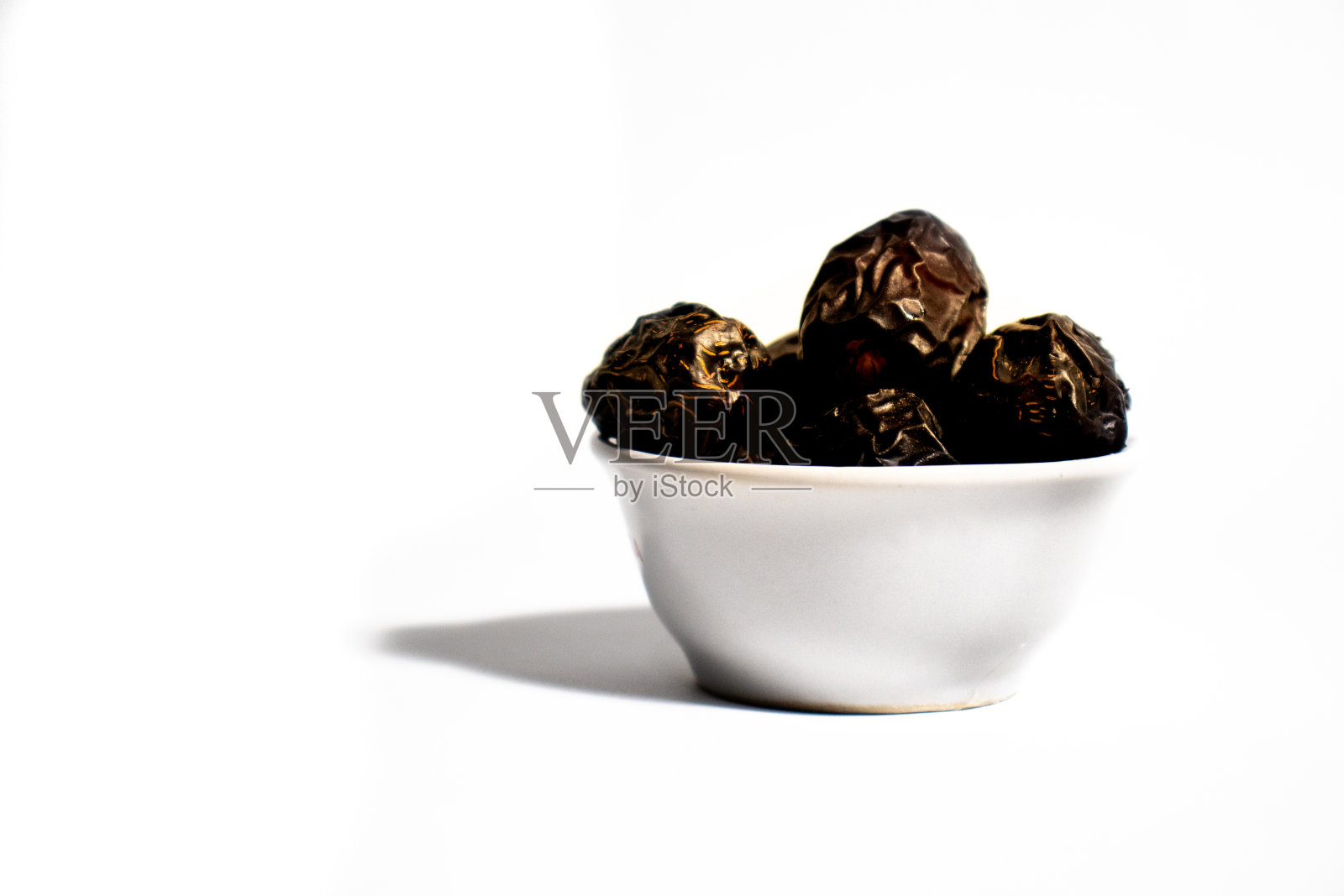 一杯白底红枣照片摄影图片