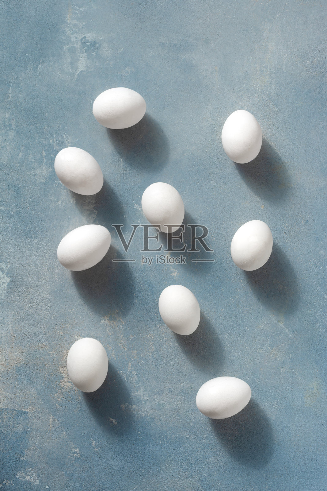 头顶视图白色的鸡蛋在蓝色的背景照片摄影图片
