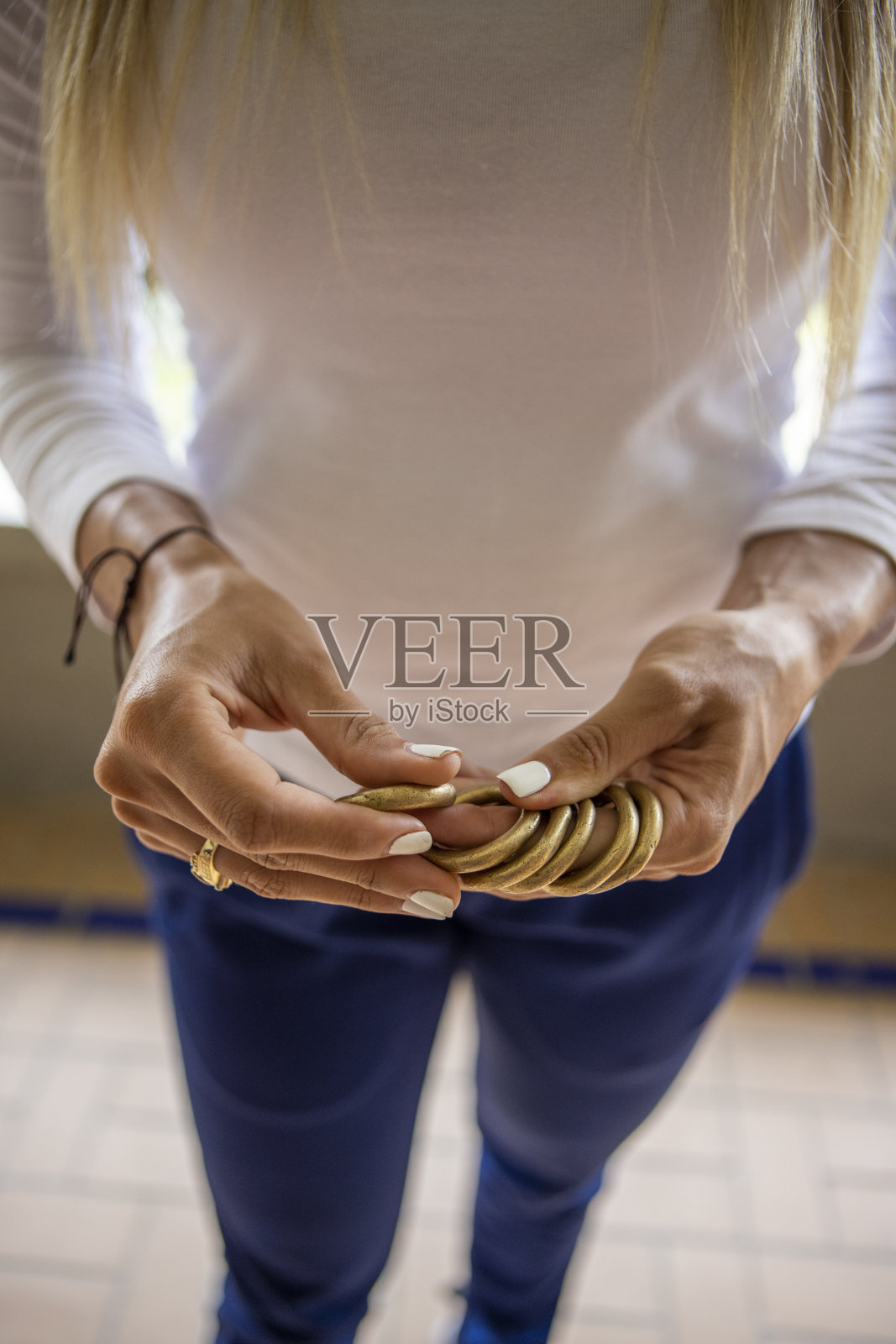 一个西班牙女人拿着金属戒指的特写镜头照片摄影图片