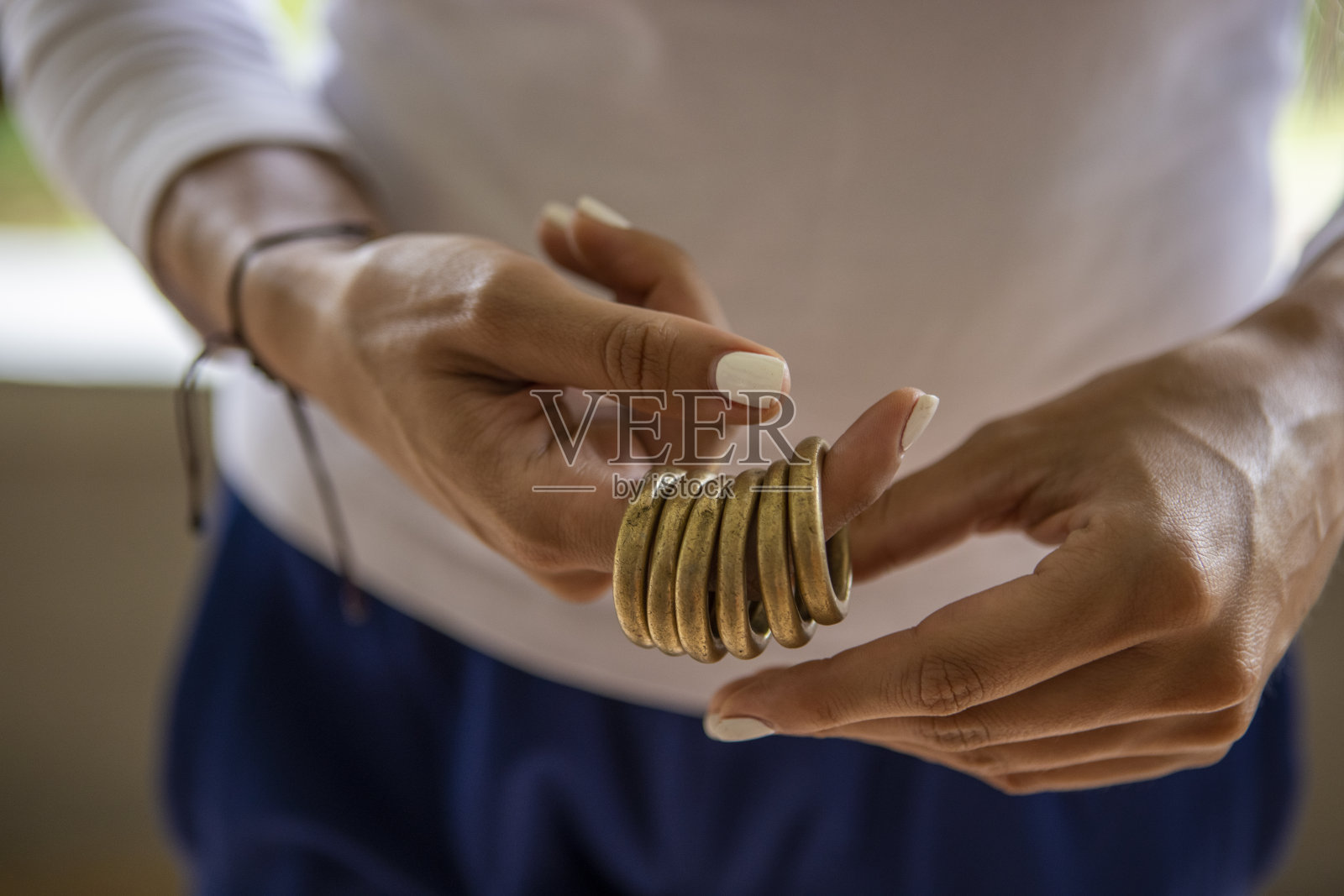 一个西班牙女人拿着金属戒指的特写镜头照片摄影图片