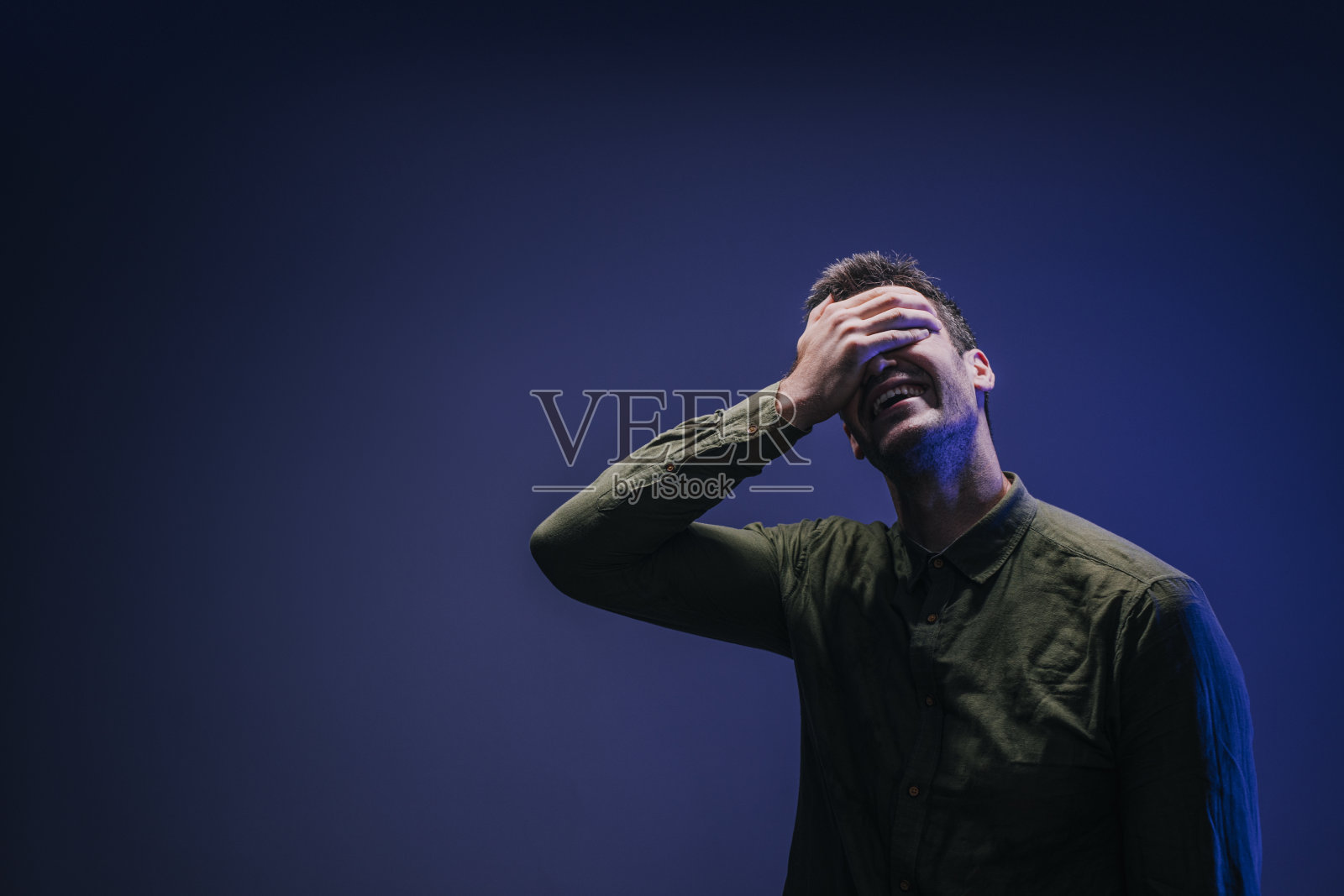 大流行期间的挣扎:一个年轻商人用手捂着脸的肖像(摄影棚拍摄)照片摄影图片