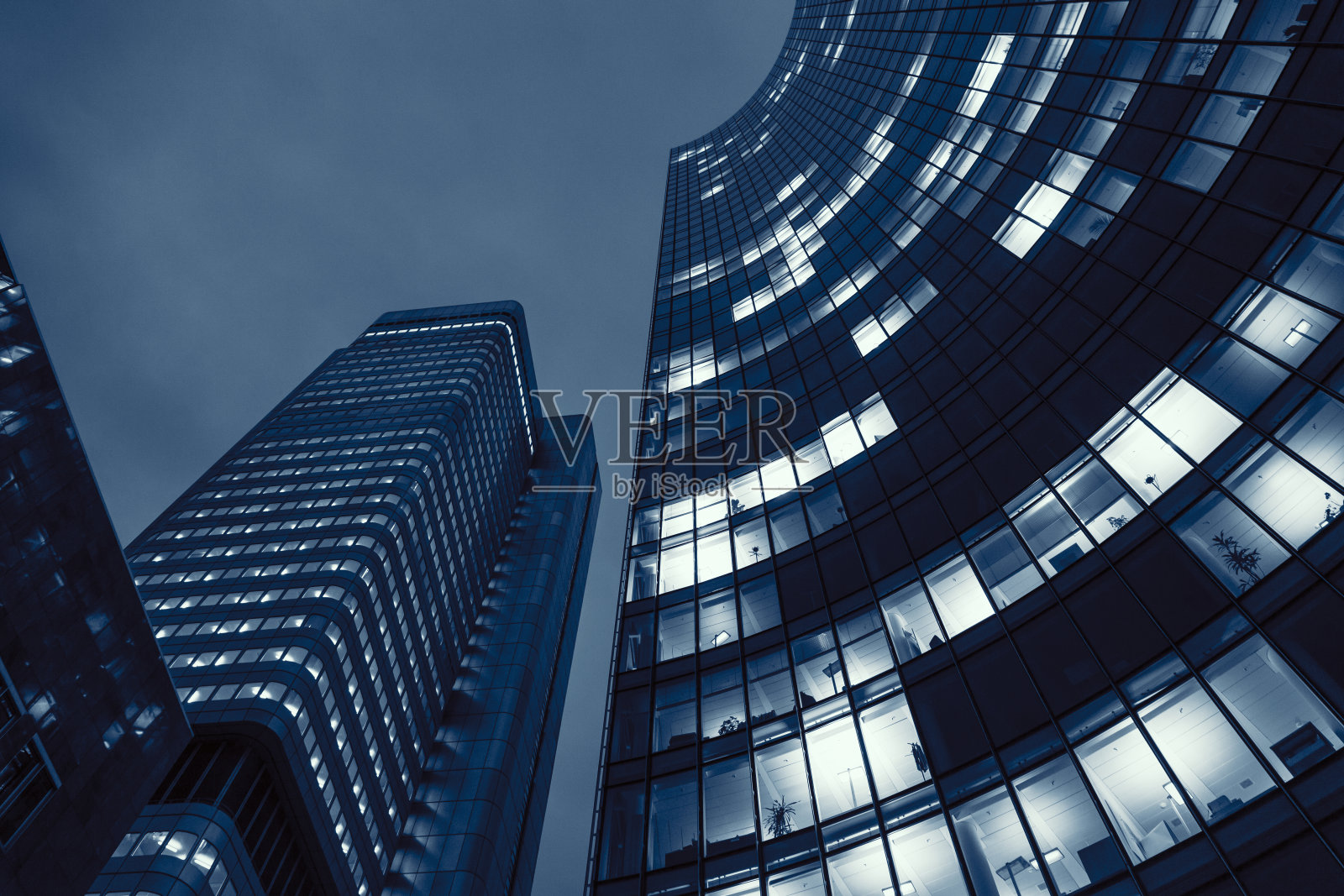 法兰克福金融区办公大楼的夜晚照片摄影图片