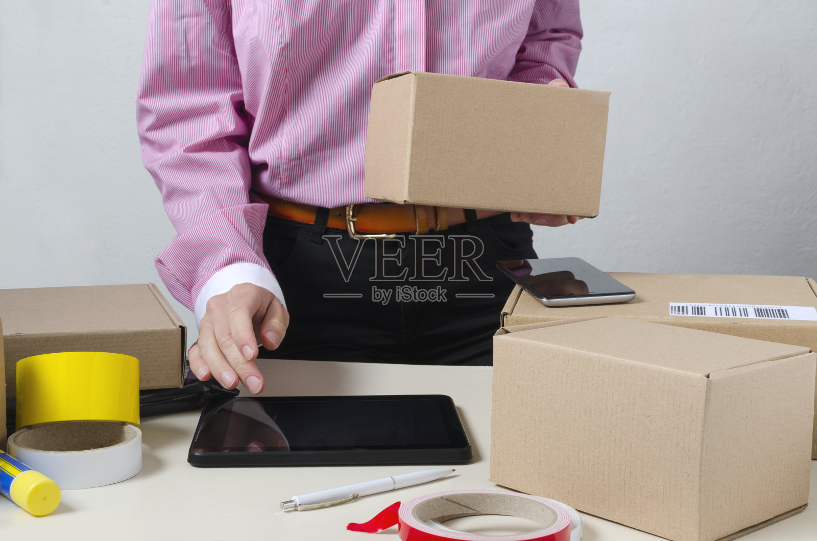 递送包裹的过程。在平板电脑上检查包裹盒子的女人照片摄影图片