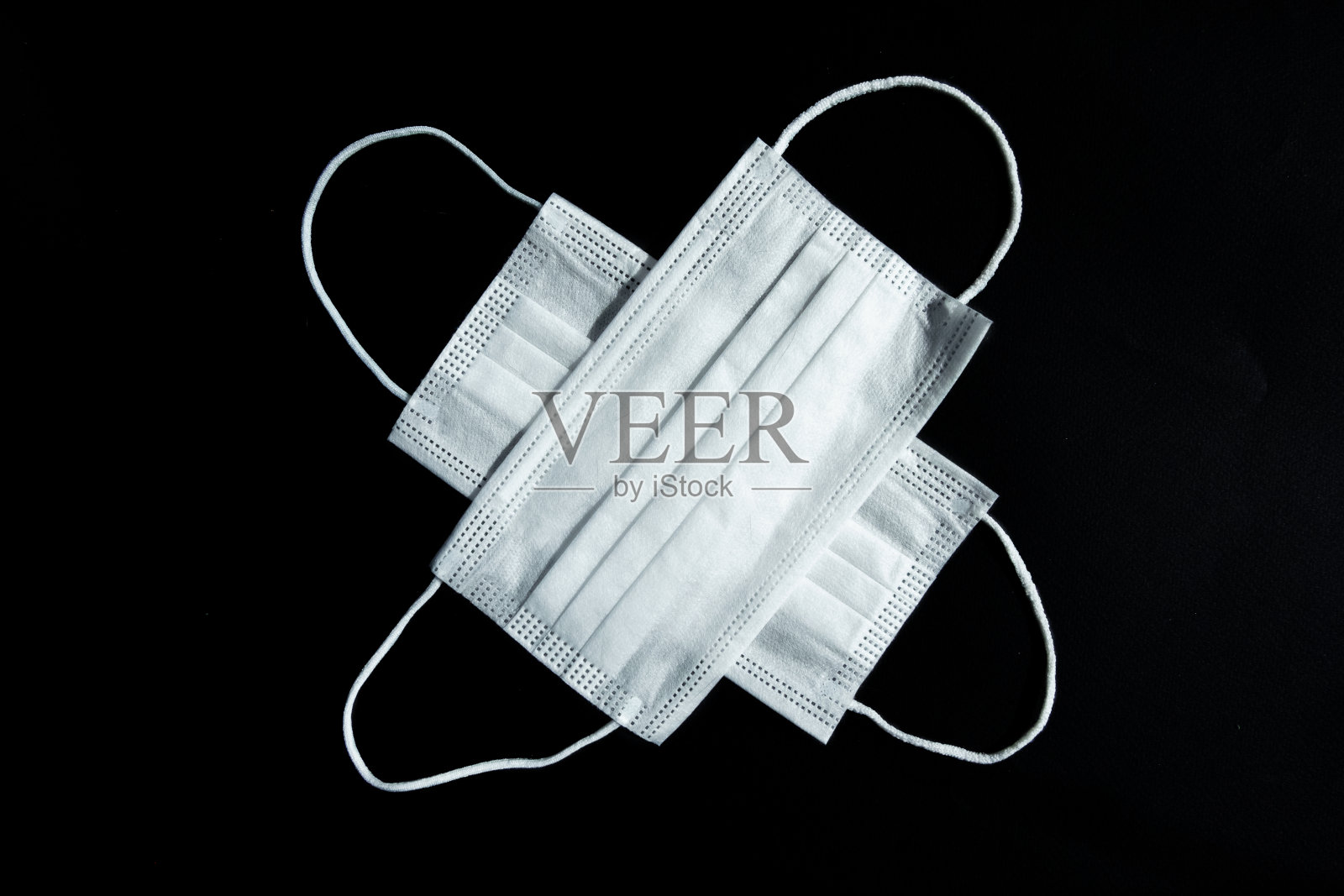 两个白色一次性医用口罩横放在一起照片摄影图片